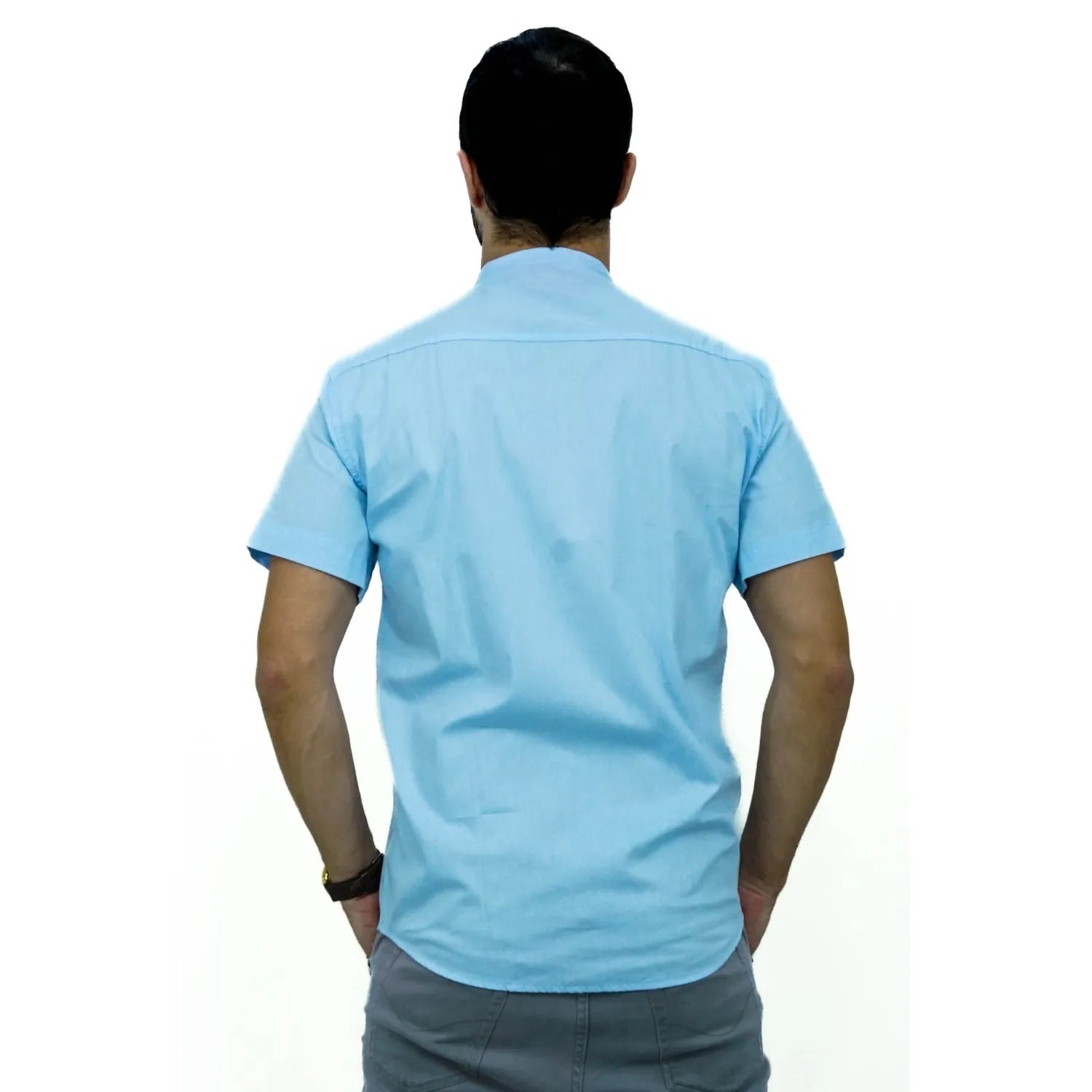 Camisa masculina manga curta gola padre lisa azul bebê 100% algodão, da marca Absinto Men. Foto de modelo vestindo a camisa social casual com botões escuros.
