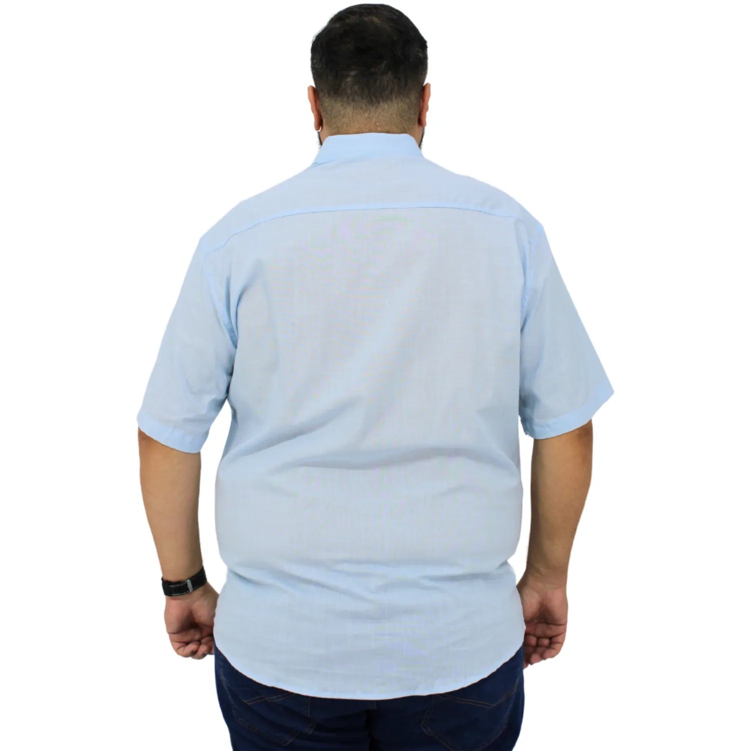 Camisa social masculina plus size manga curta 100% algodão estilo linho, na cor azul bebê. Foto de modelo vestindo a camisa casual da marca Absinto Men.