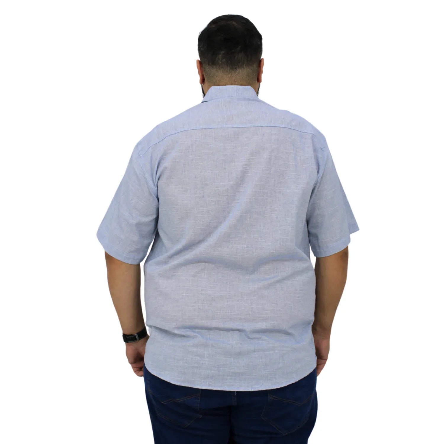 Camisa social masculina plus size manga curta 100% algodão estilo linho, na cor azul. Foto de modelo vestindo a camisa casual da marca Absinto Men.