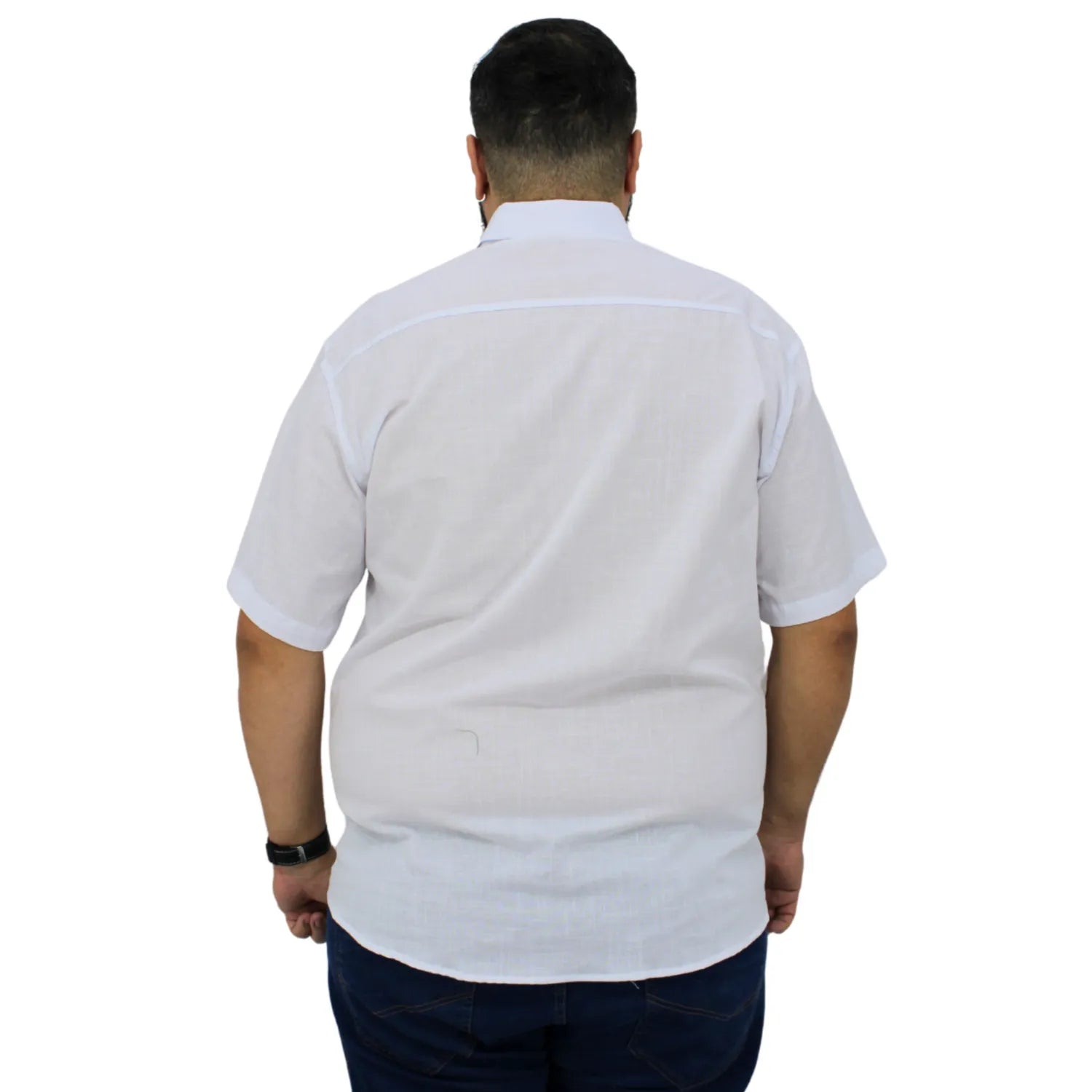 Camisa social masculina plus size manga curta 100% algodão estilo linho, na cor branca. Foto de modelo vestindo a camisa casual da marca Absinto Men.