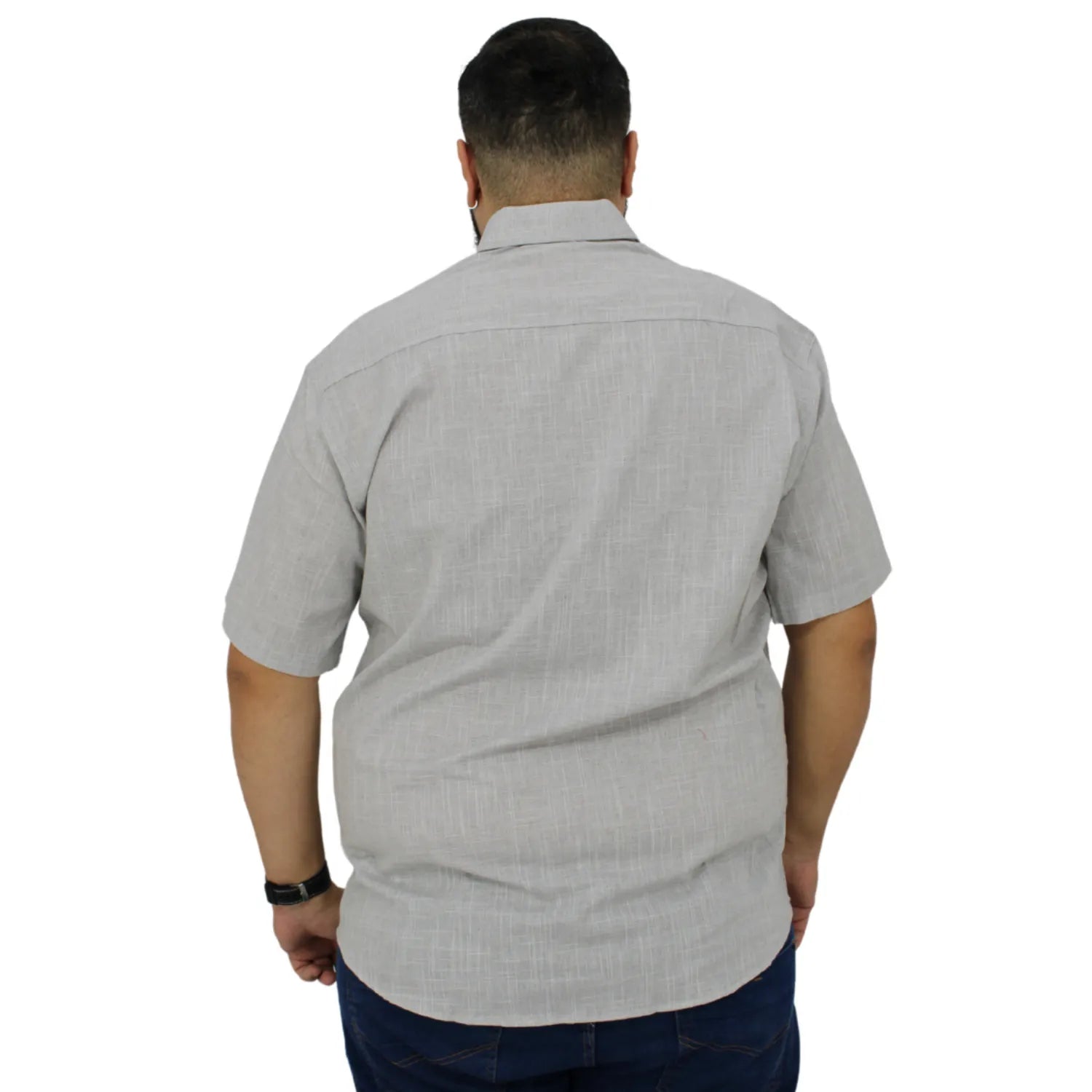 Camisa social masculina plus size manga curta 100% algodão estilo linho, na cor cinza claro. Foto de modelo vestindo a camisa casual da marca Absinto Men.
