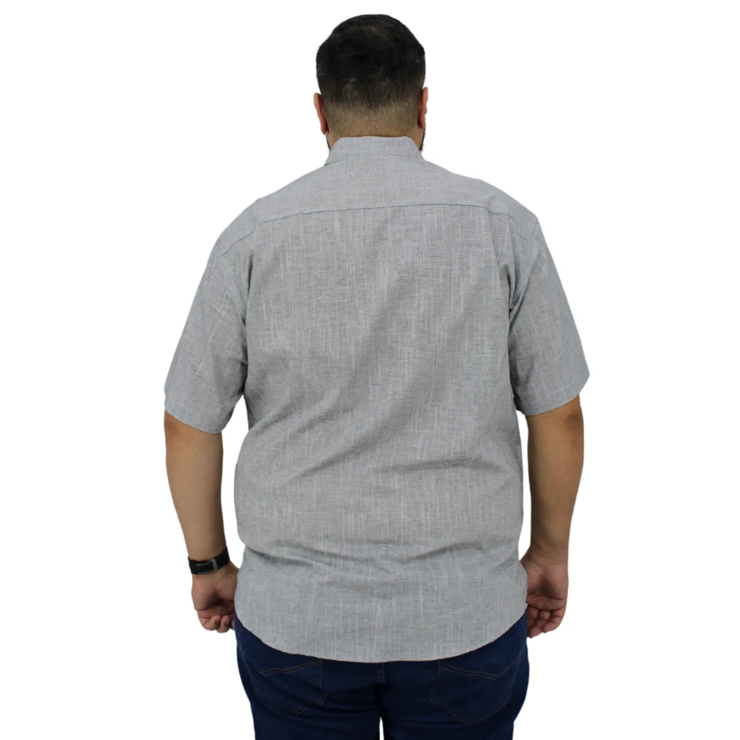 Camisa social masculina plus size manga curta 100% algodão estilo linho, na cor cinza. Foto de modelo vestindo a camisa casual da marca Absinto Men.