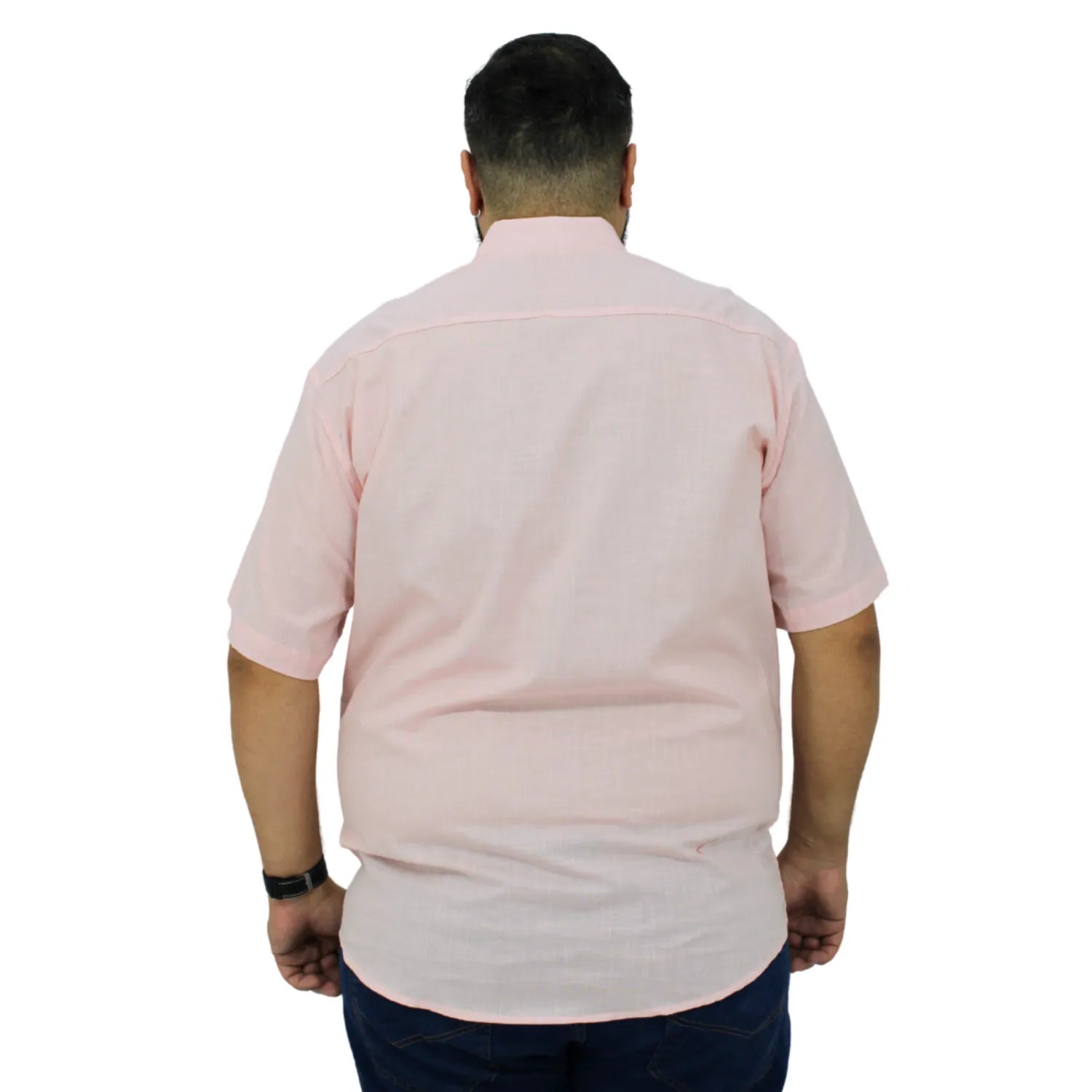 Camisa social masculina plus size manga curta 100% algodão estilo linho, na cor rosa. Foto de modelo vestindo a camisa casual da marca Absinto Men.