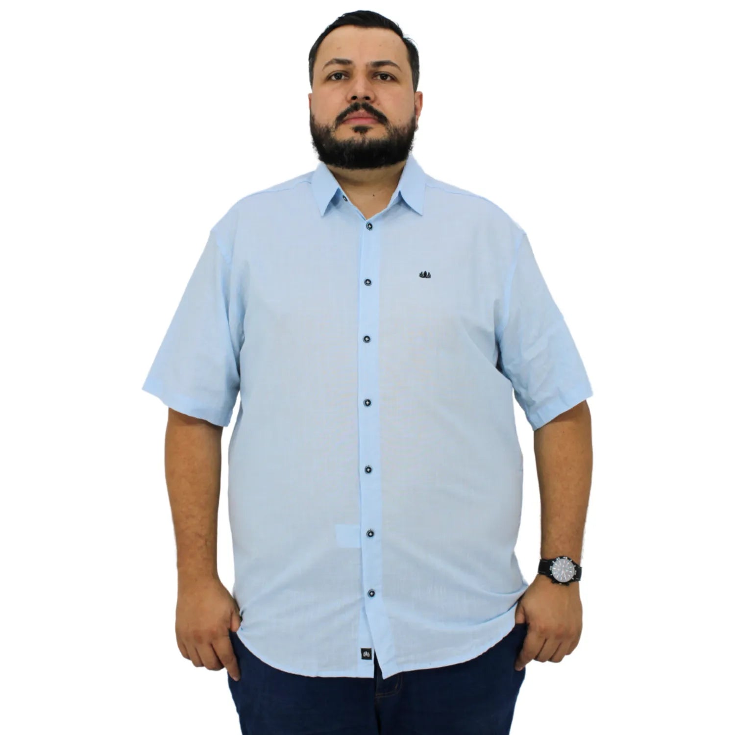 Camisa social masculina plus size manga curta 100% algodão estilo linho, na cor azul bebê. Foto de modelo vestindo a camisa casual da marca Absinto Men.