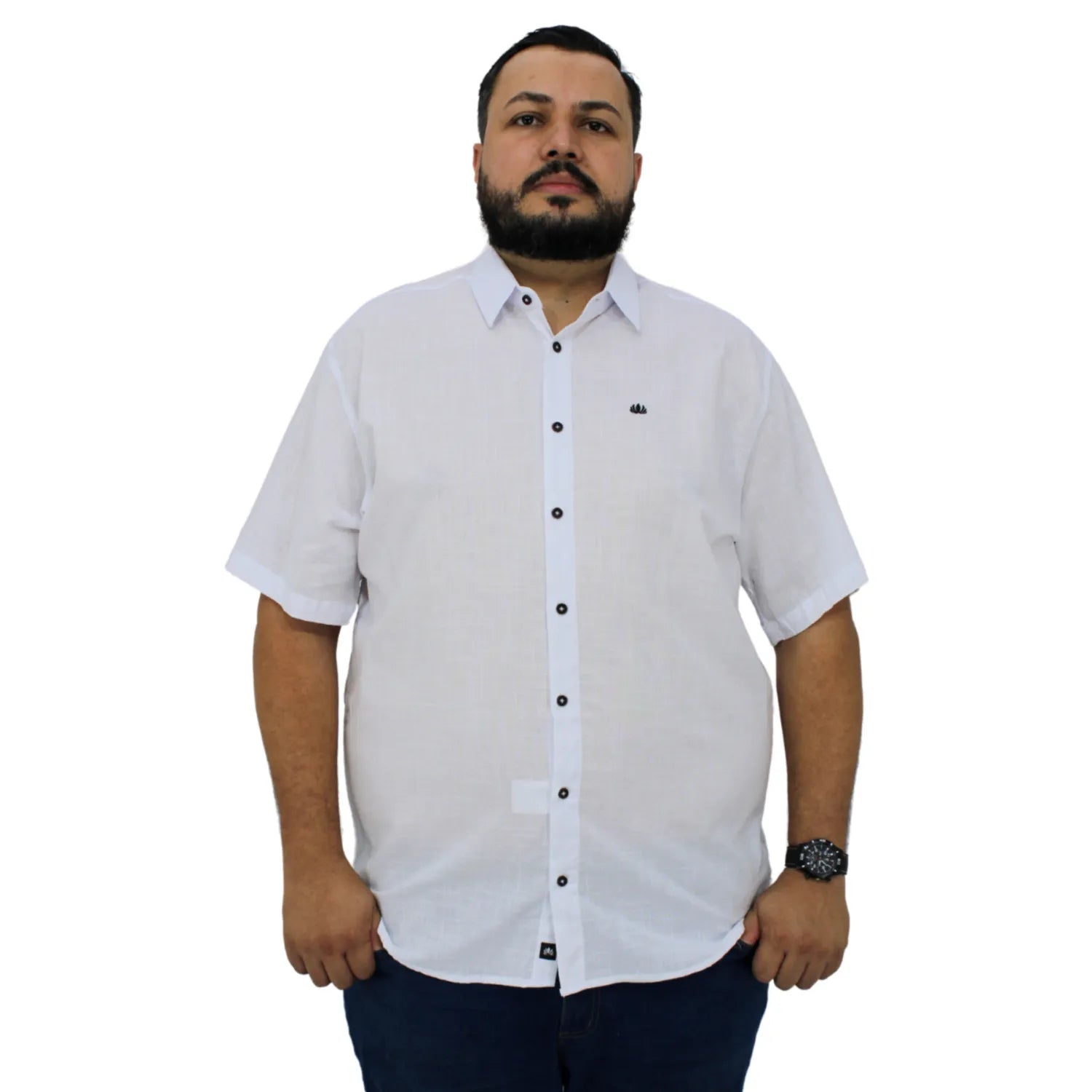 Camisa social masculina plus size manga curta 100% algodão estilo linho, na cor branca. Foto de modelo vestindo a camisa casual da marca Absinto Men.