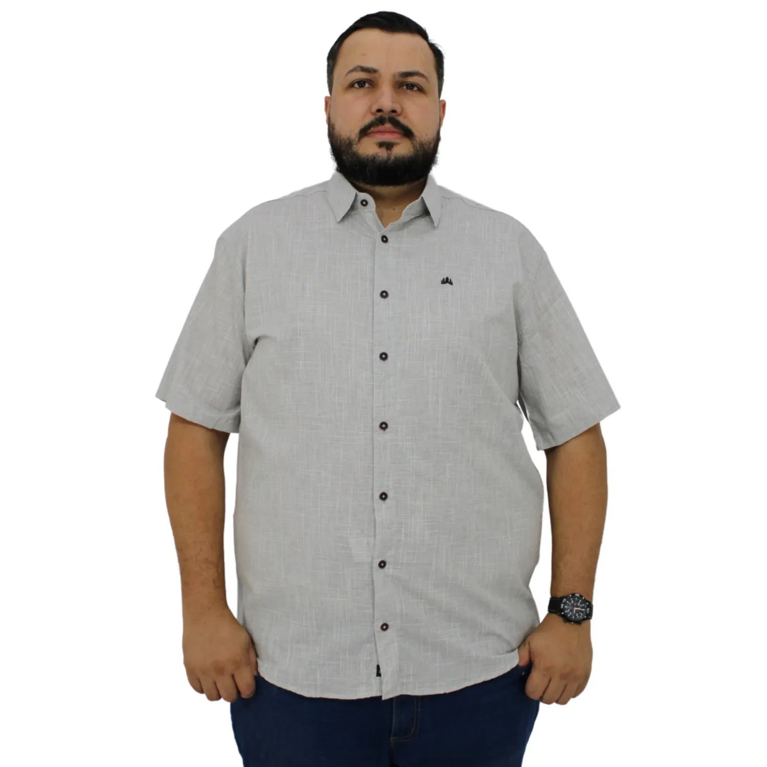 Camisa social masculina plus size manga curta 100% algodão estilo linho, na cor cinza claro. Foto de modelo vestindo a camisa casual da marca Absinto Men.
