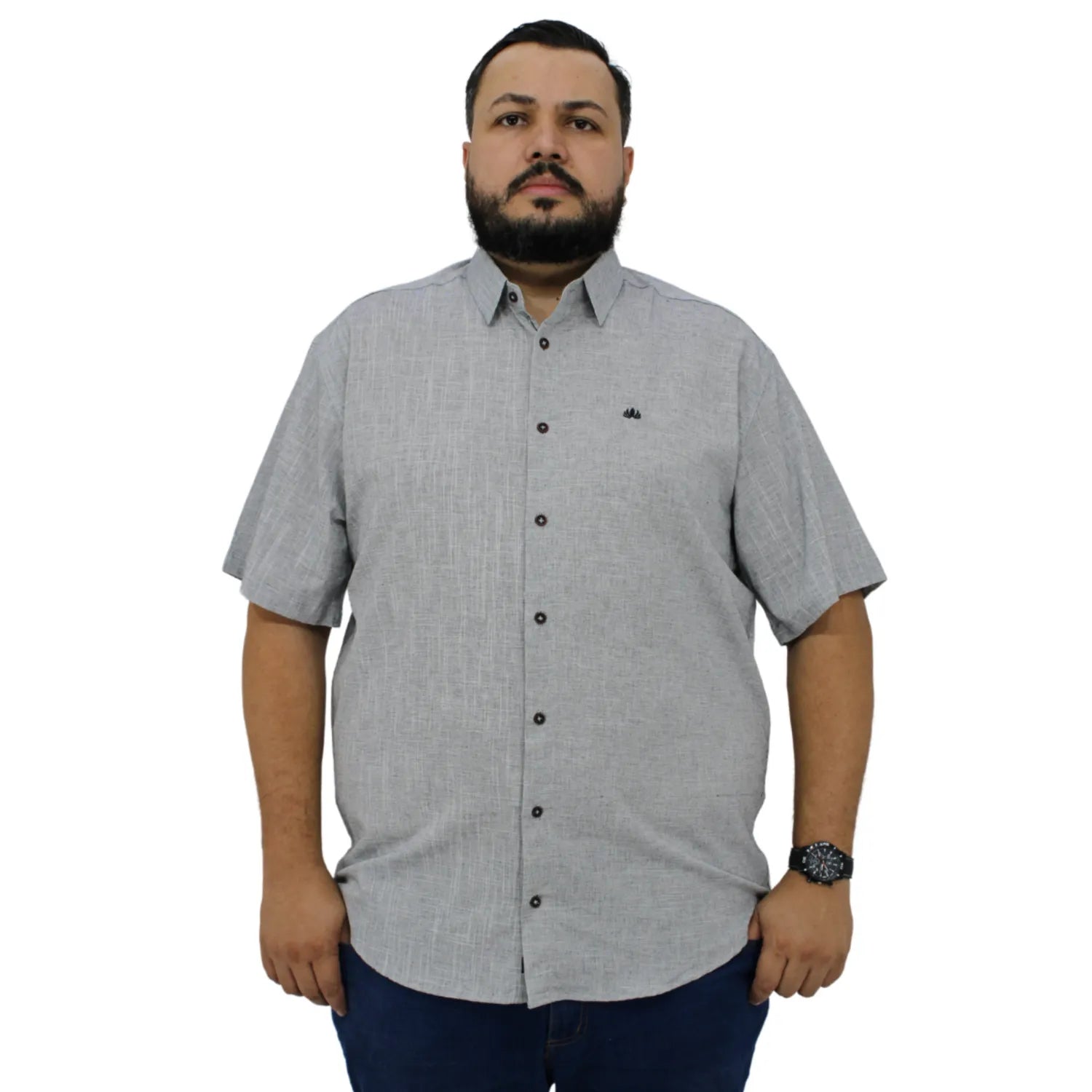 Camisa social masculina plus size manga curta 100% algodão estilo linho, na cor cinza. Foto de modelo vestindo a camisa casual da marca Absinto Men.