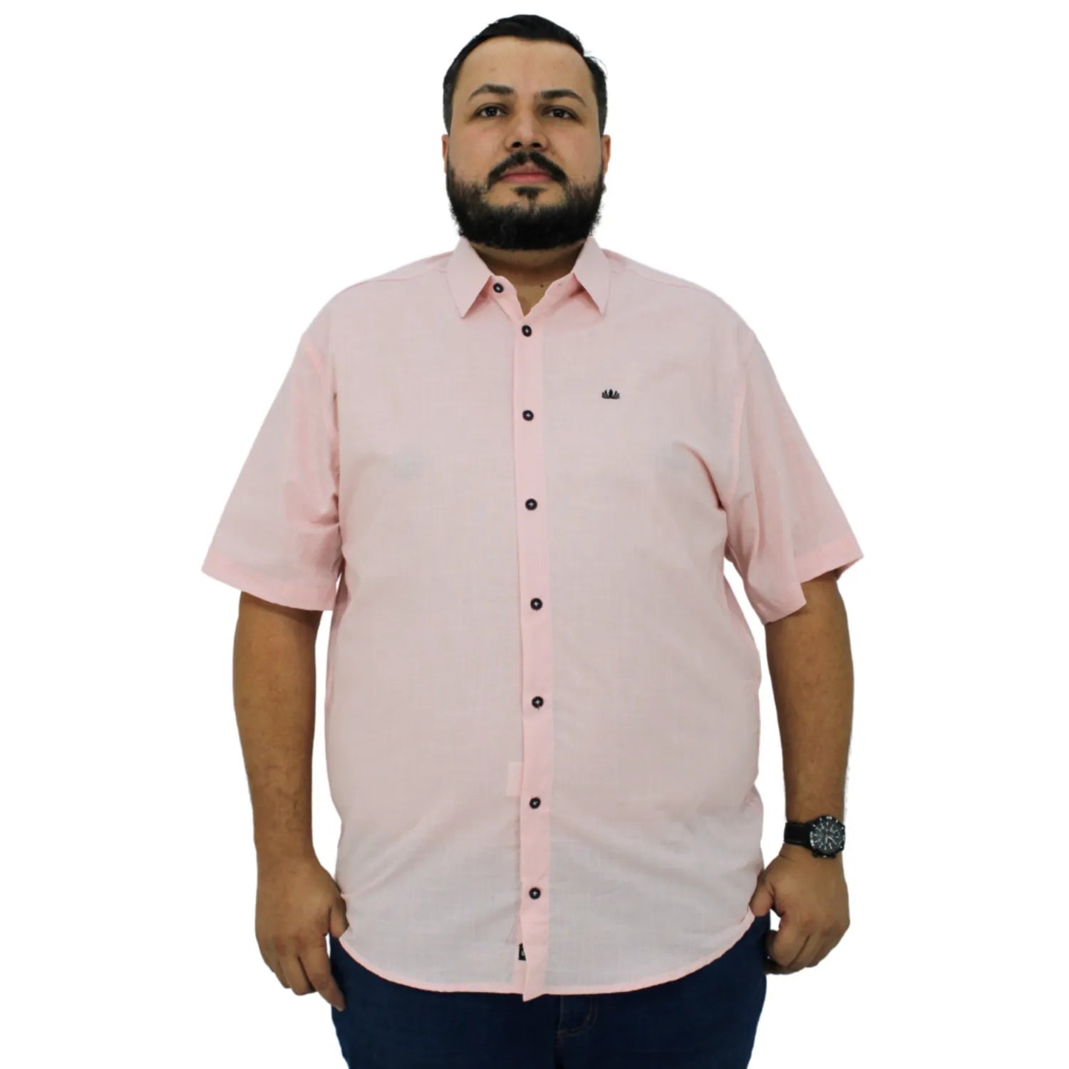 Camisa social masculina plus size manga curta 100% algodão estilo linho, na cor rosa. Foto de modelo vestindo a camisa casual da marca Absinto Men.