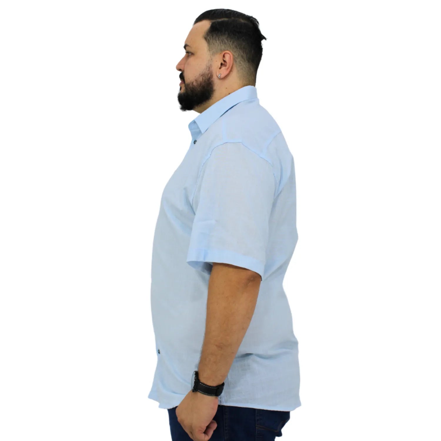 Camisa social masculina plus size manga curta 100% algodão estilo linho, na cor azul bebê. Foto de modelo vestindo a camisa casual da marca Absinto Men.