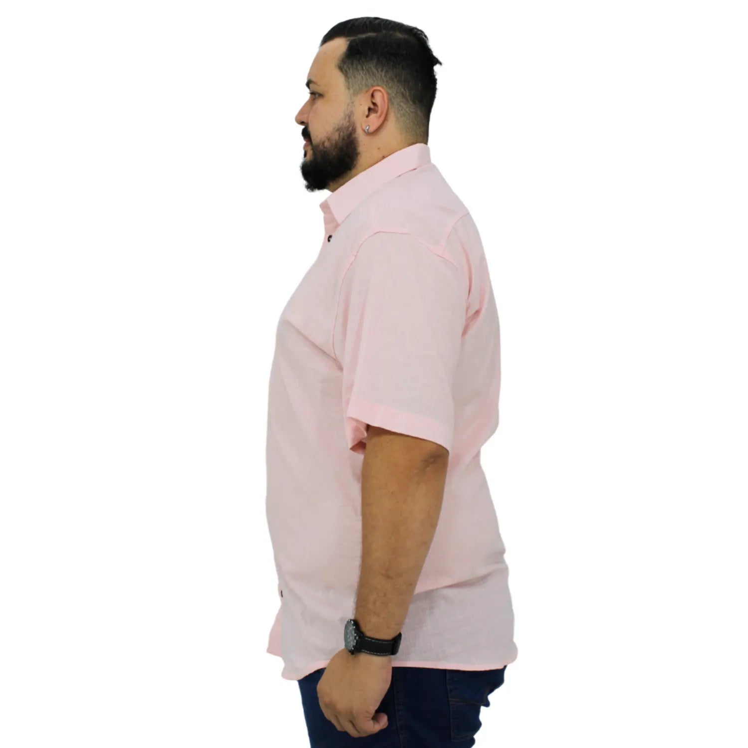 Camisa social masculina plus size manga curta 100% algodão estilo linho, na cor rosa. Foto de modelo vestindo a camisa casual da marca Absinto Men.