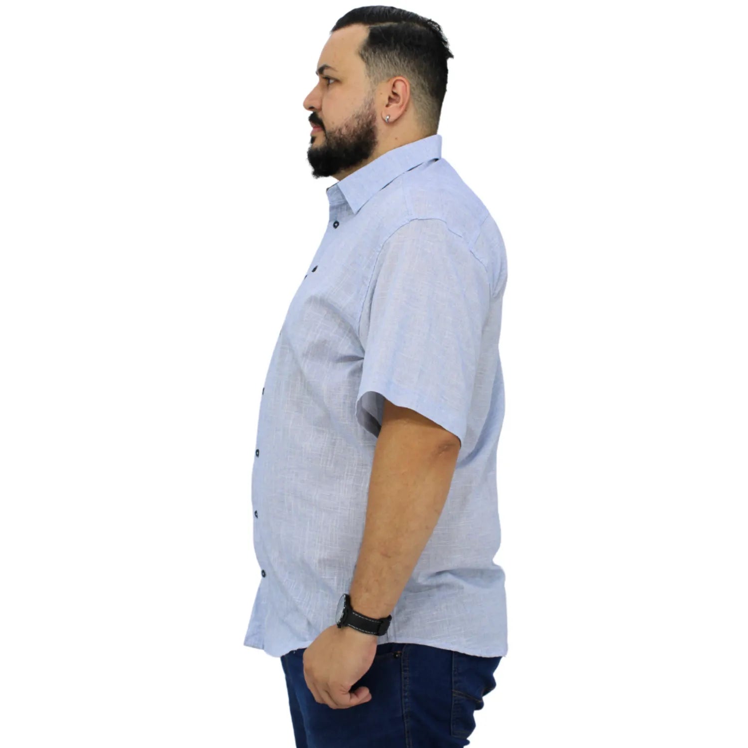 Camisa social masculina plus size manga curta 100% algodão estilo linho, na cor azul. Foto de modelo vestindo a camisa casual da marca Absinto Men.