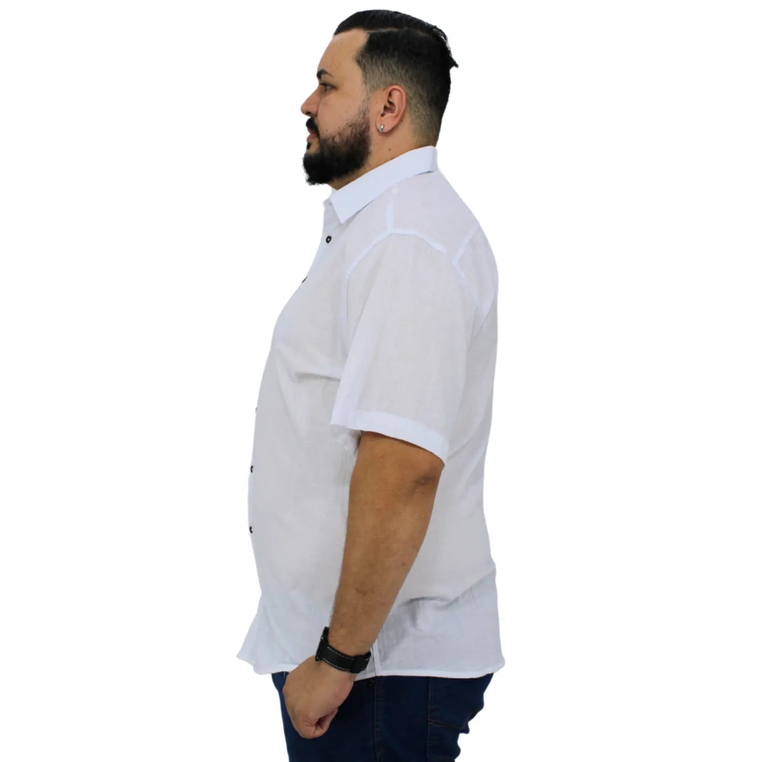 Camisa social masculina plus size manga curta 100% algodão estilo linho, na cor branca. Foto de modelo vestindo a camisa casual da marca Absinto Men.