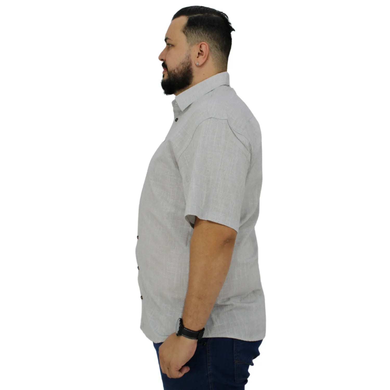 Camisa social masculina plus size manga curta 100% algodão estilo linho, na cor cinza claro. Foto de modelo vestindo a camisa casual da marca Absinto Men.