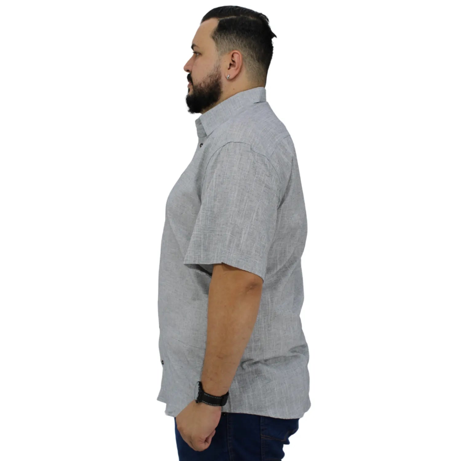 Camisa social masculina plus size manga curta 100% algodão estilo linho, na cor cinza. Foto de modelo vestindo a camisa casual da marca Absinto Men.
