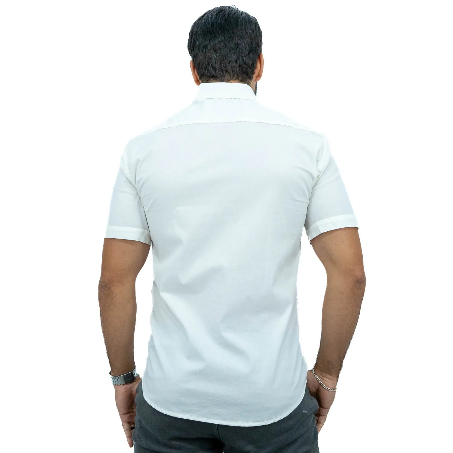 Camisa social masculina manga curta de algodão com elastano, na cor branca. Foto de modelo vestindo a camisa casual da marca Absinto Men.
