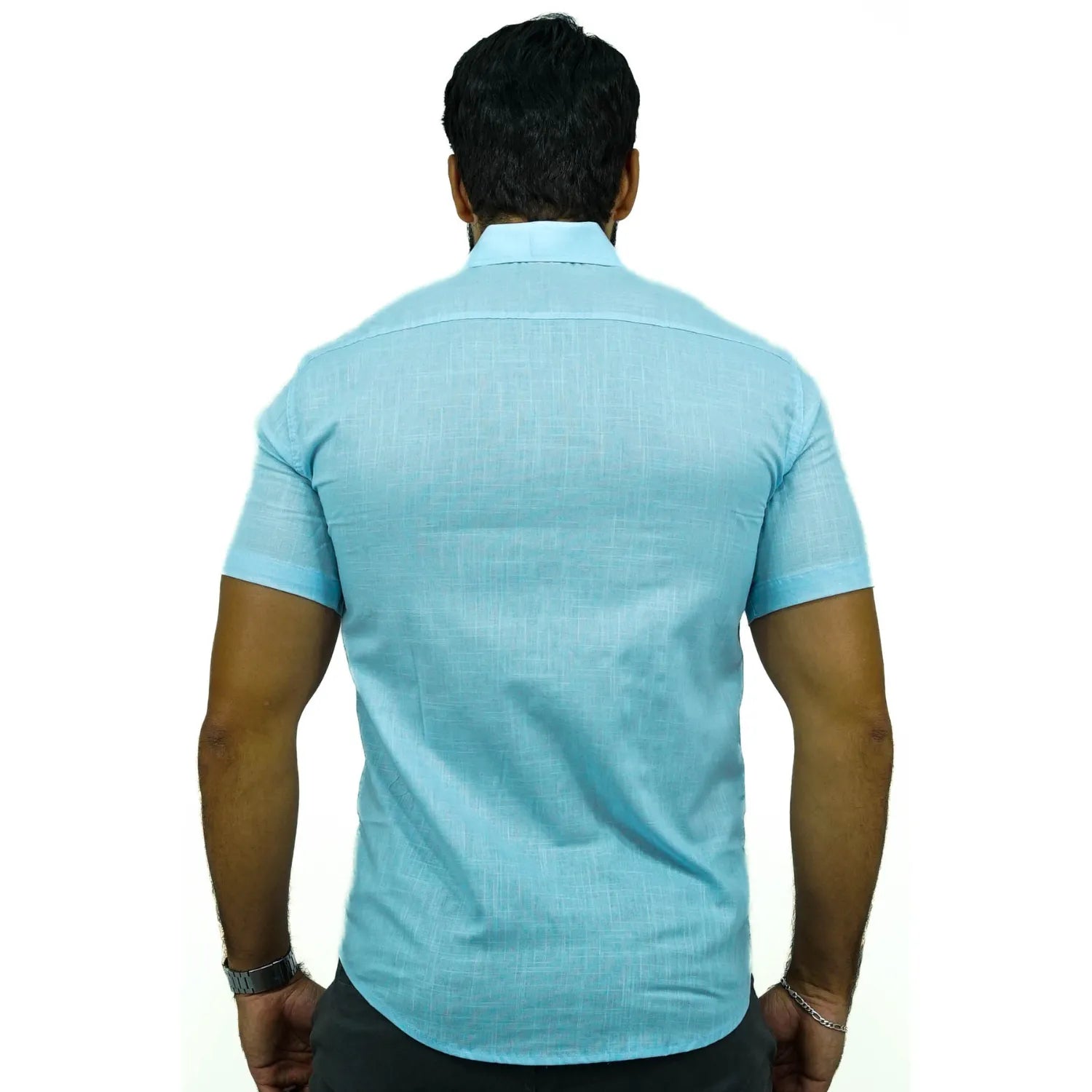 Camisa social masculina manga curta 100% algodão estilo linho, na cor azul bebê. Foto de modelo vestindo a camisa casual da marca Absinto Men.