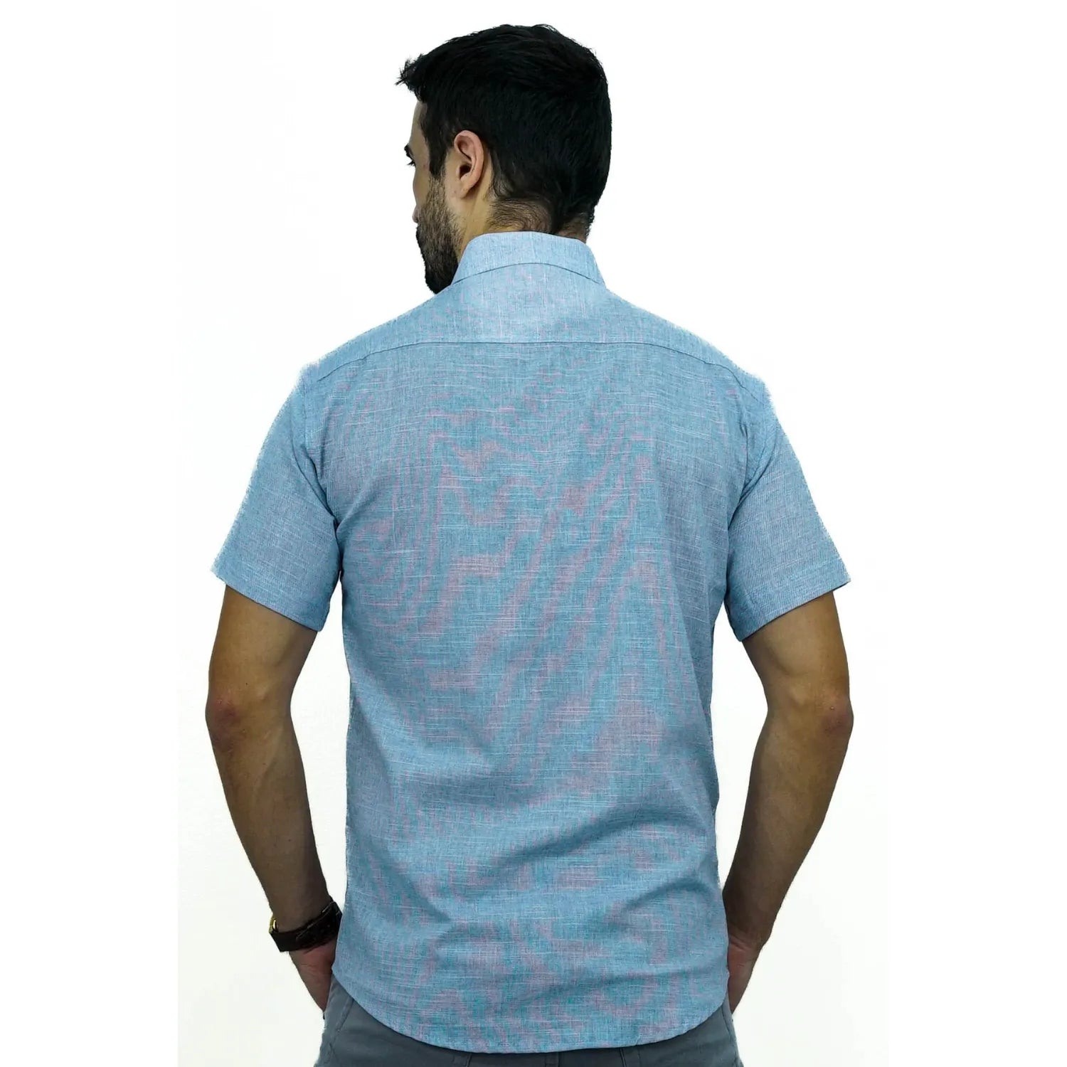 Camisa social masculina manga curta 100% algodão estilo linho, na cor azul. Foto de modelo vestindo a camisa casual da marca Absinto Men.