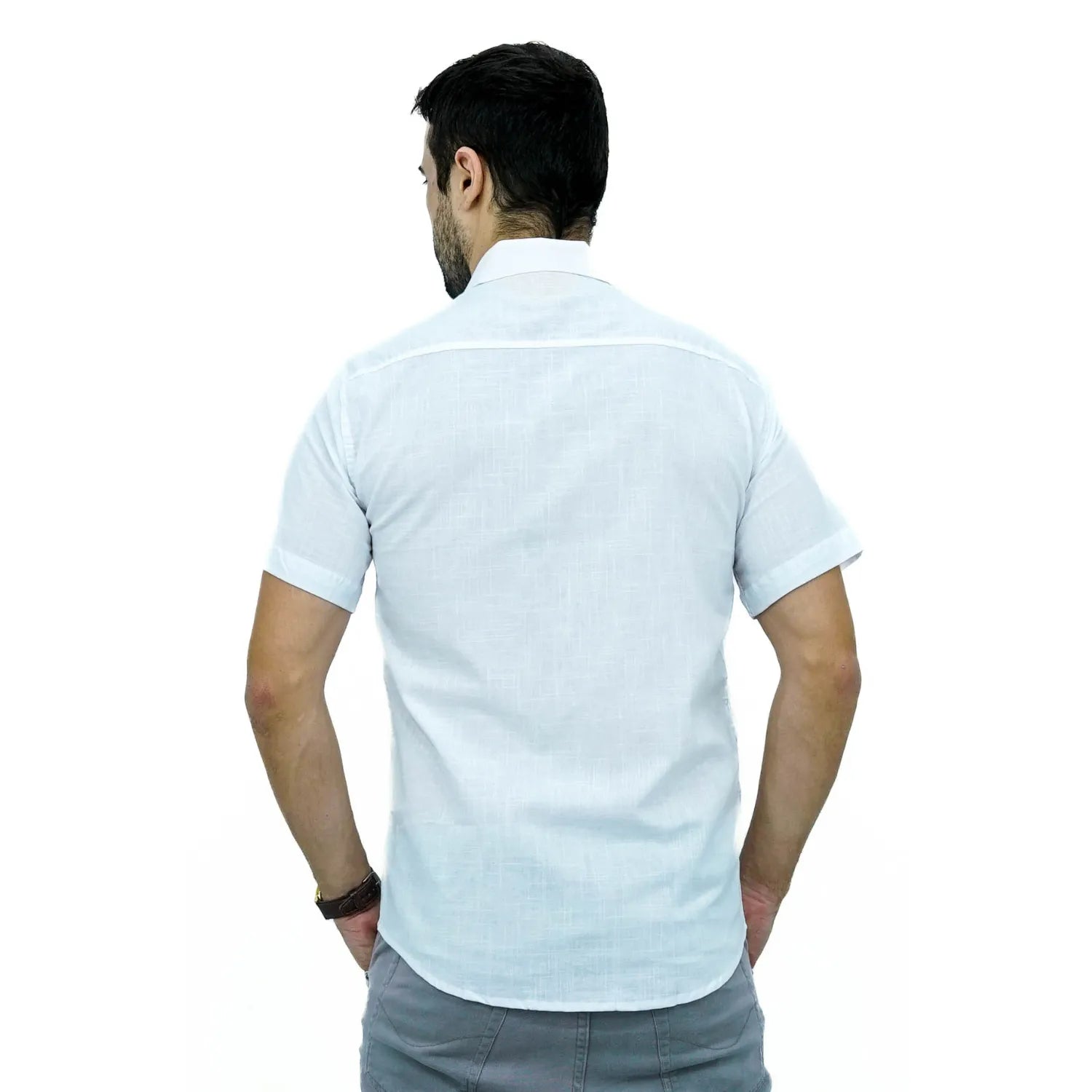 Camisa social masculina manga curta 100% algodão estilo linho, na cor branca. Foto de modelo vestindo a camisa casual da marca Absinto Men.
