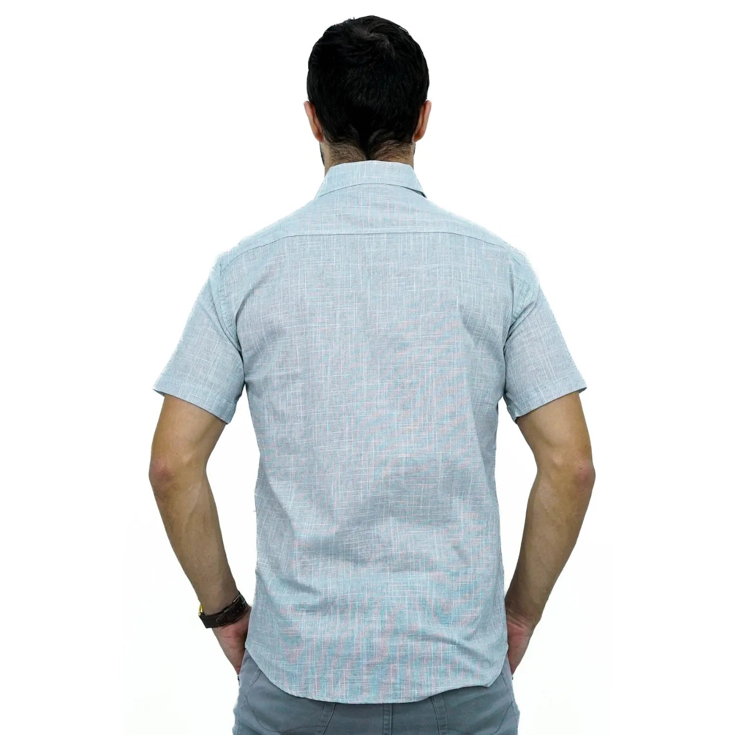Camisa social masculina manga curta 100% algodão estilo linho, na cor cinza claro. Foto de modelo vestindo a camisa casual da marca Absinto Men.