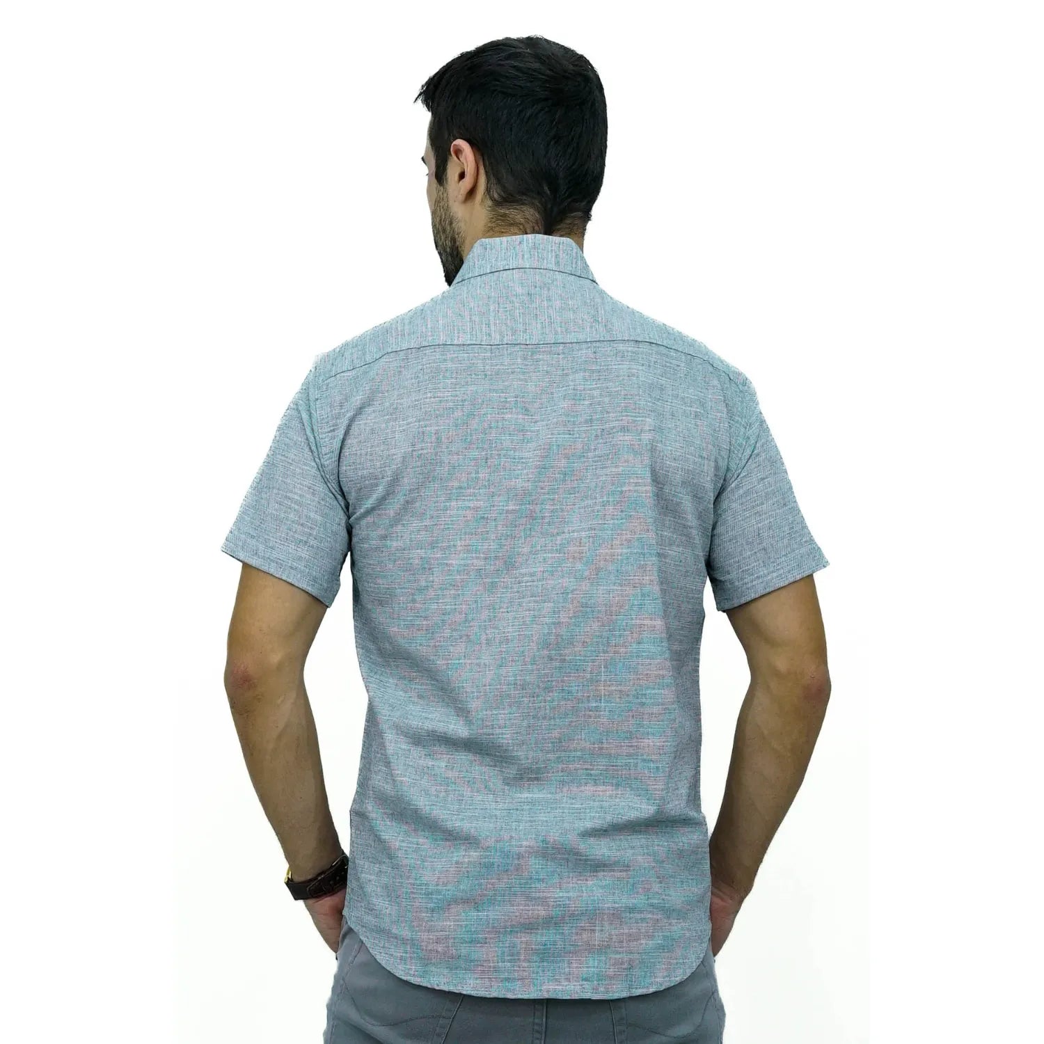 Camisa social masculina manga curta 100% algodão estilo linho, na cor cinza. Foto de modelo vestindo a camisa casual da marca Absinto Men.