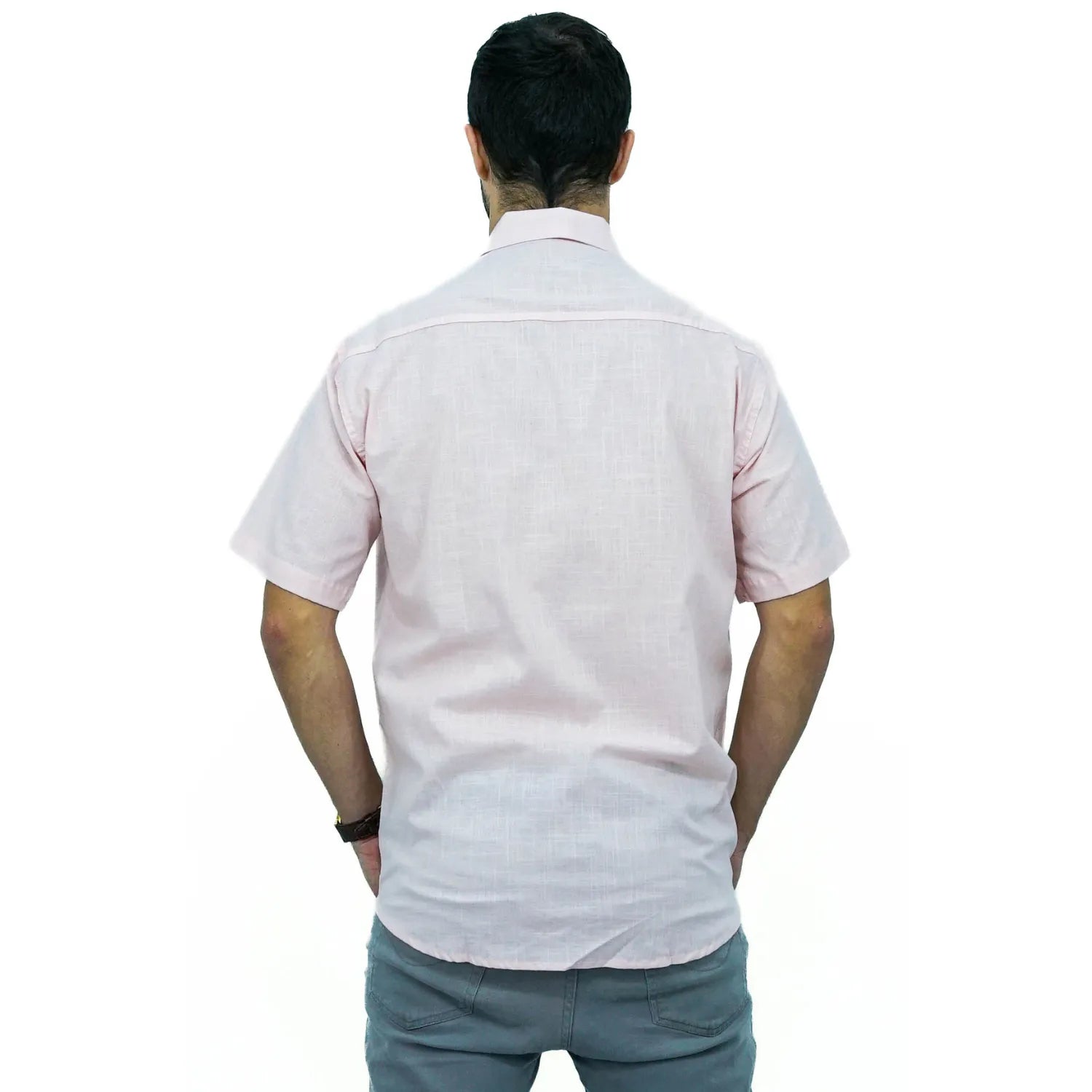 Camisa social masculina manga curta 100% algodão estilo linho, na cor rosa. Foto de modelo vestindo a camisa casual da marca Absinto Men.