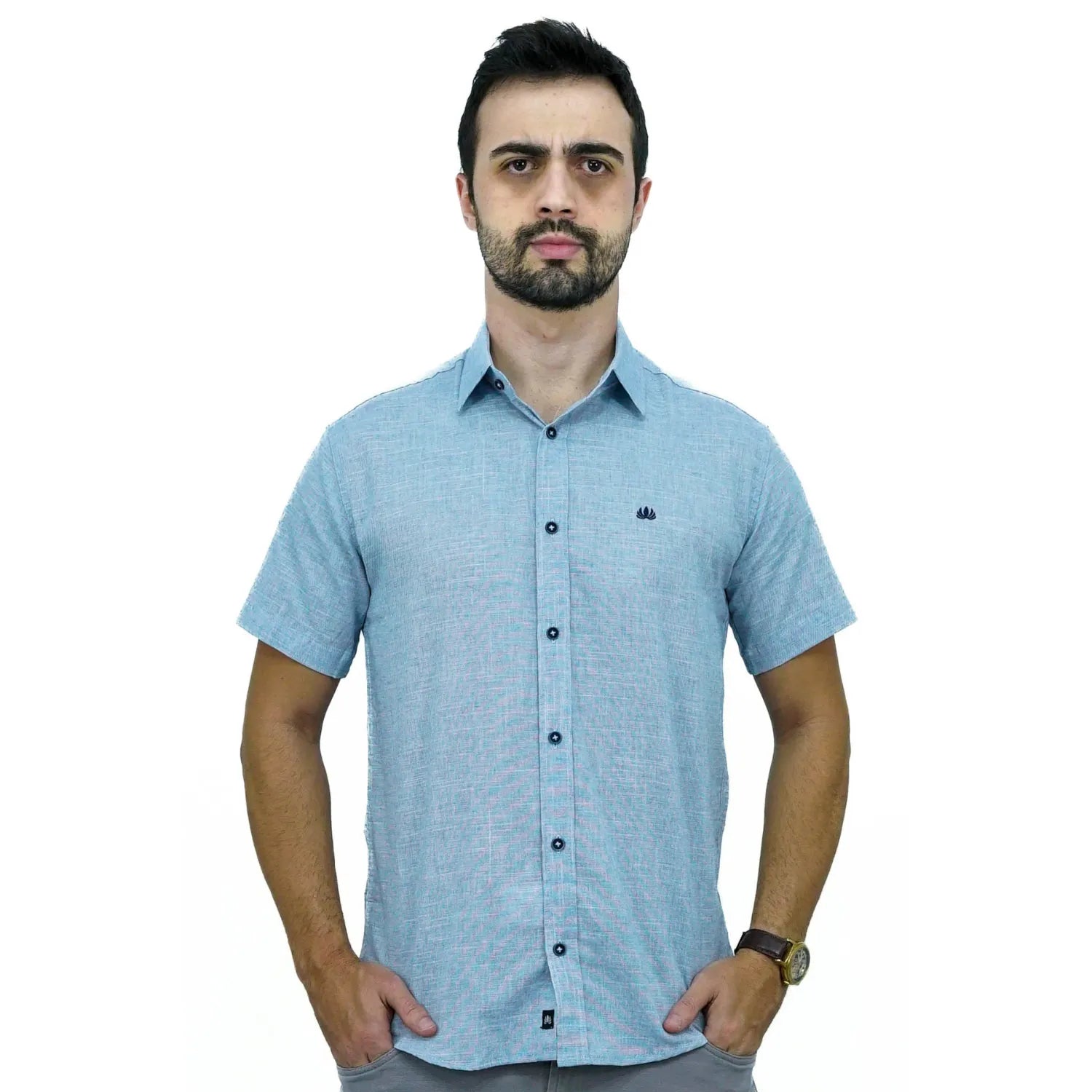 Camisa social masculina manga curta 100% algodão estilo linho, na cor azul. Foto de modelo vestindo a camisa casual da marca Absinto Men.