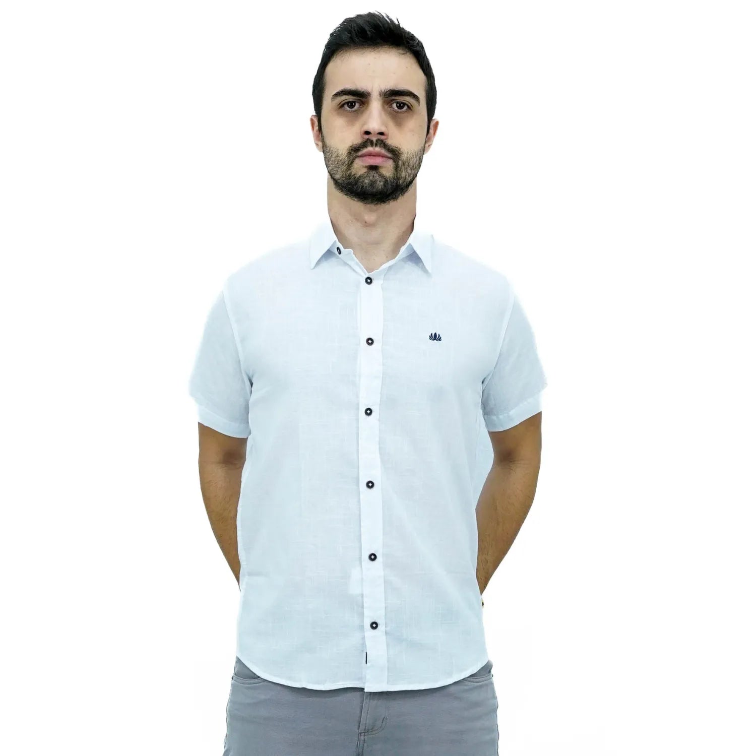 Camisa social masculina manga curta 100% algodão estilo linho, na cor branca. Foto de modelo vestindo a camisa casual da marca Absinto Men.