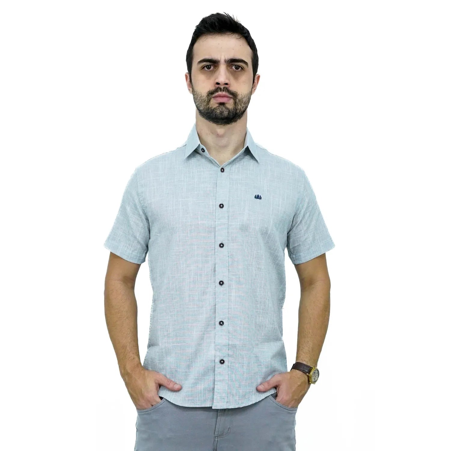 Camisa social masculina manga curta 100% algodão estilo linho, na cor cinza claro. Foto de modelo vestindo a camisa casual da marca Absinto Men.
