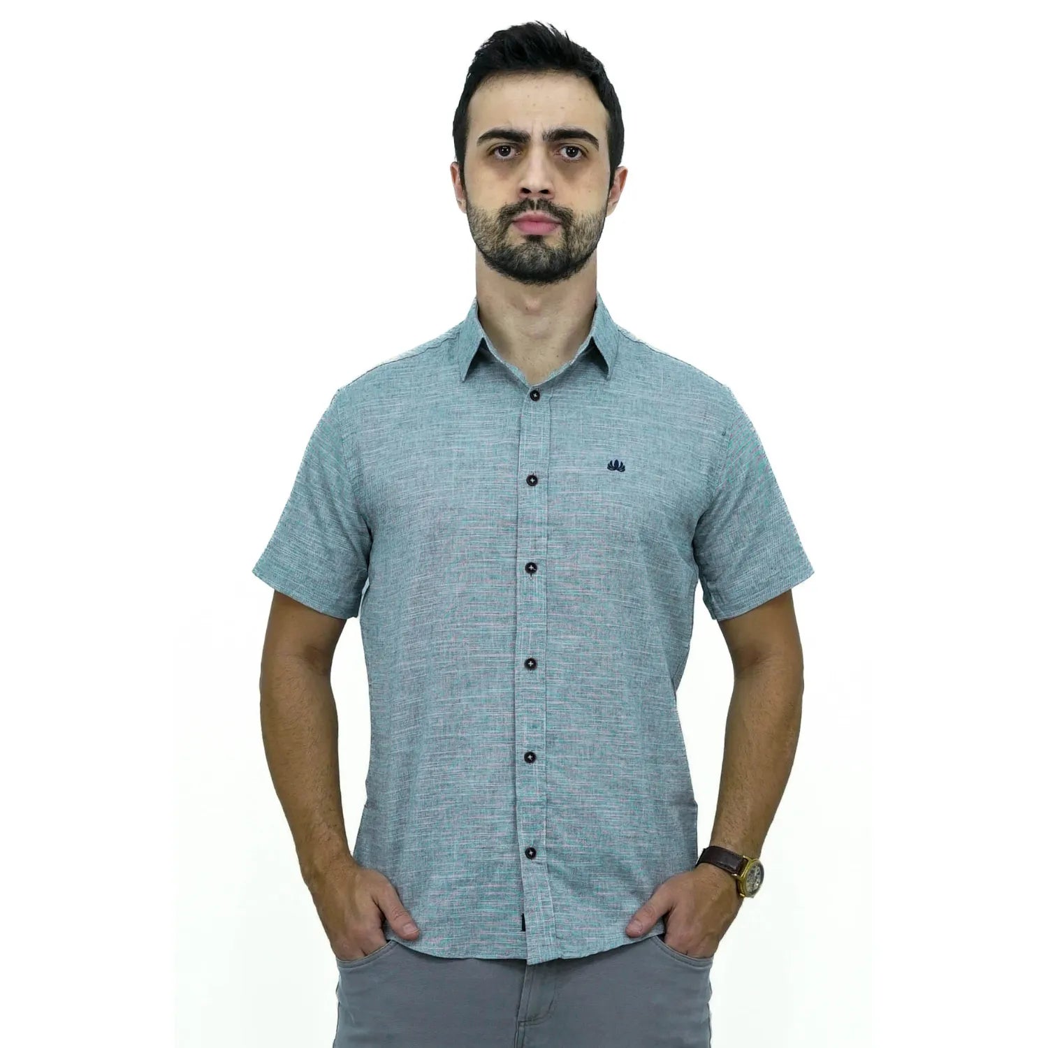 Camisa social masculina manga curta 100% algodão estilo linho, na cor cinza. Foto de modelo vestindo a camisa casual da marca Absinto Men.