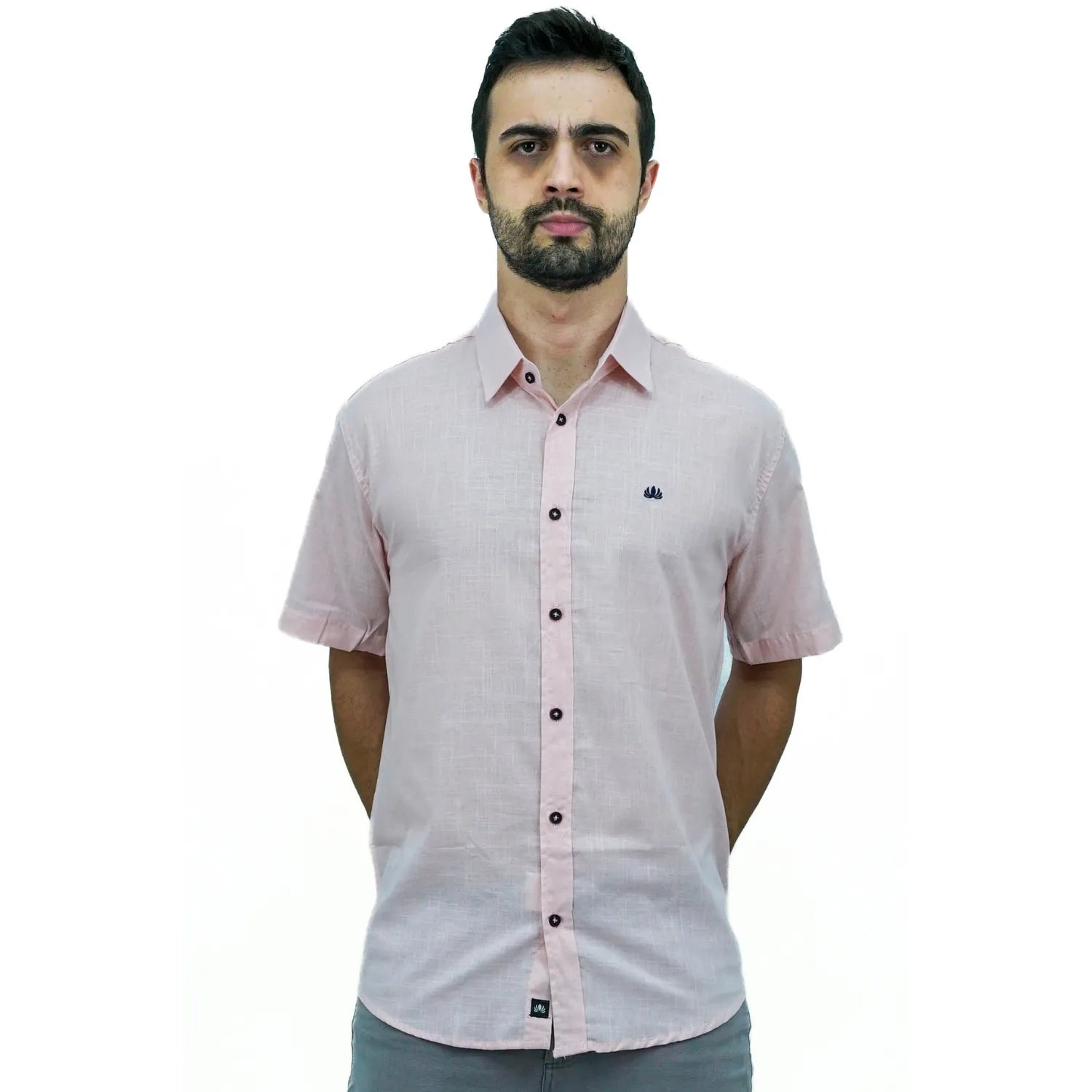 Camisa social masculina manga curta 100% algodão estilo linho, na cor rosa. Foto de modelo vestindo a camisa casual da marca Absinto Men.