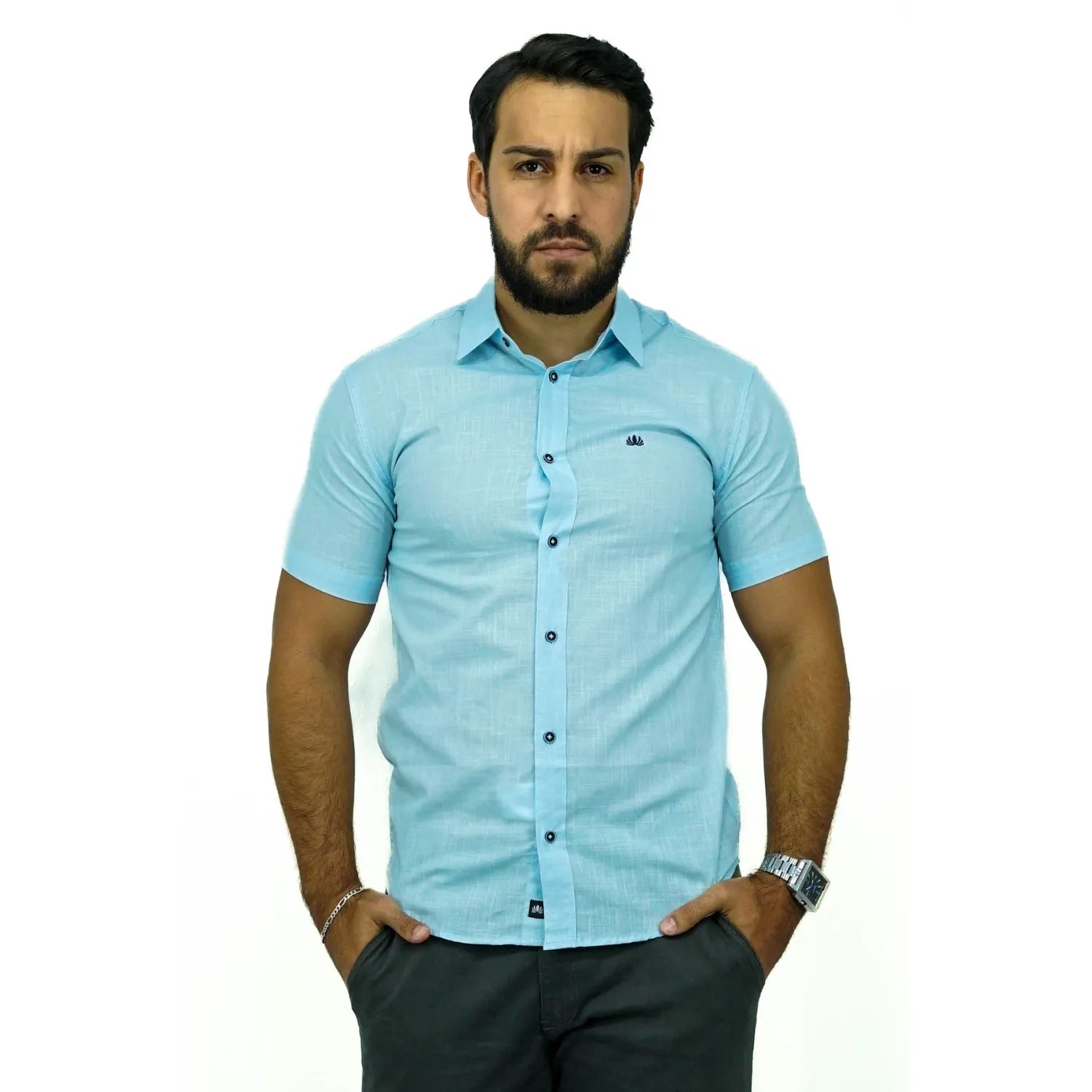 Camisa social masculina manga curta 100% algodão estilo linho, na cor azul bebê. Foto de modelo vestindo a camisa casual da marca Absinto Men.