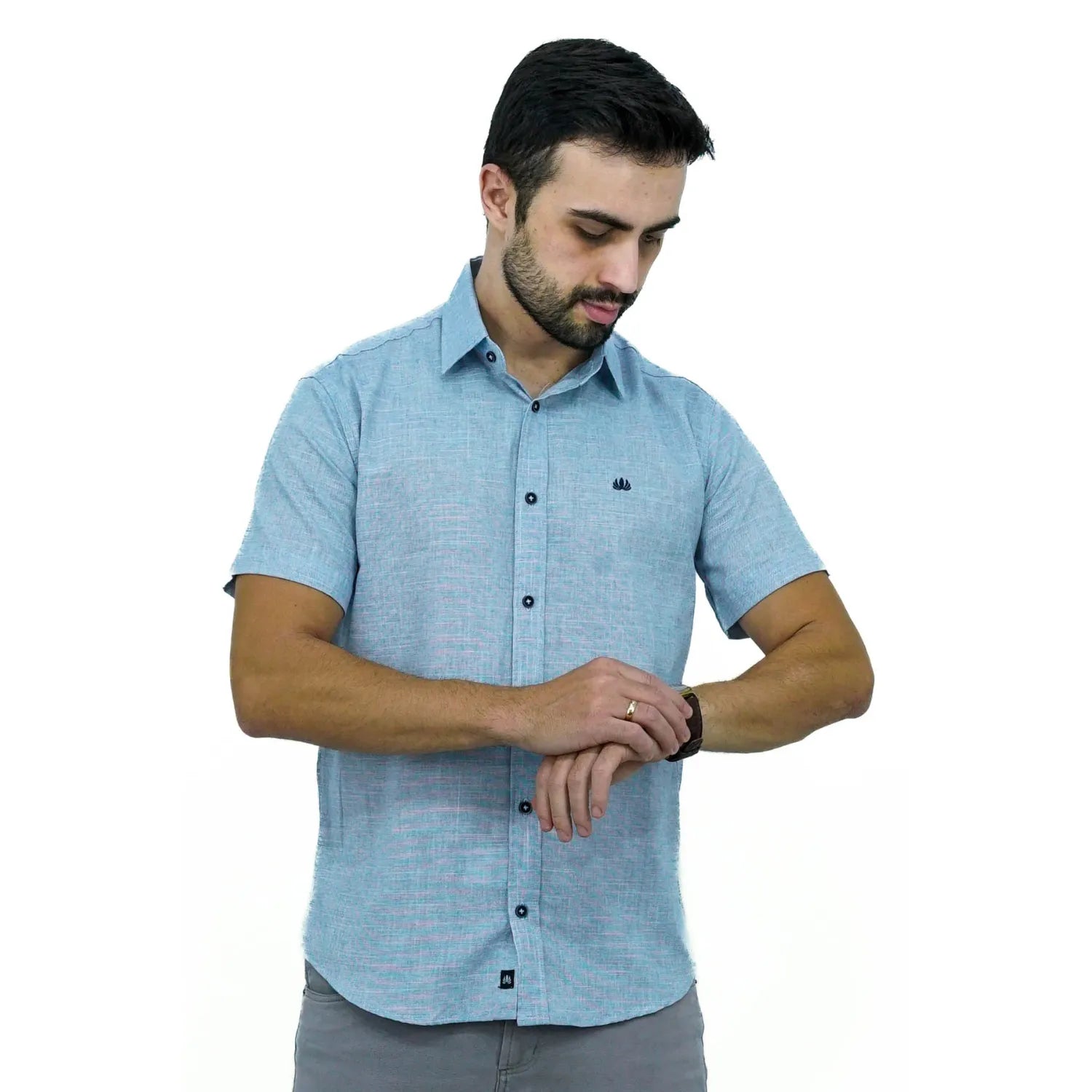 Camisa social masculina manga curta 100% algodão estilo linho, na cor azul. Foto de modelo vestindo a camisa casual da marca Absinto Men.
