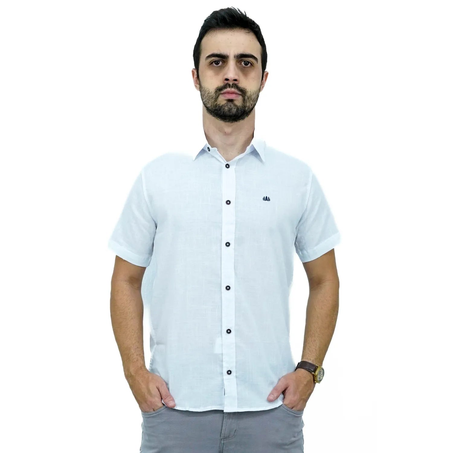 Camisa social masculina manga curta 100% algodão estilo linho, na cor branca. Foto de modelo vestindo a camisa casual da marca Absinto Men.