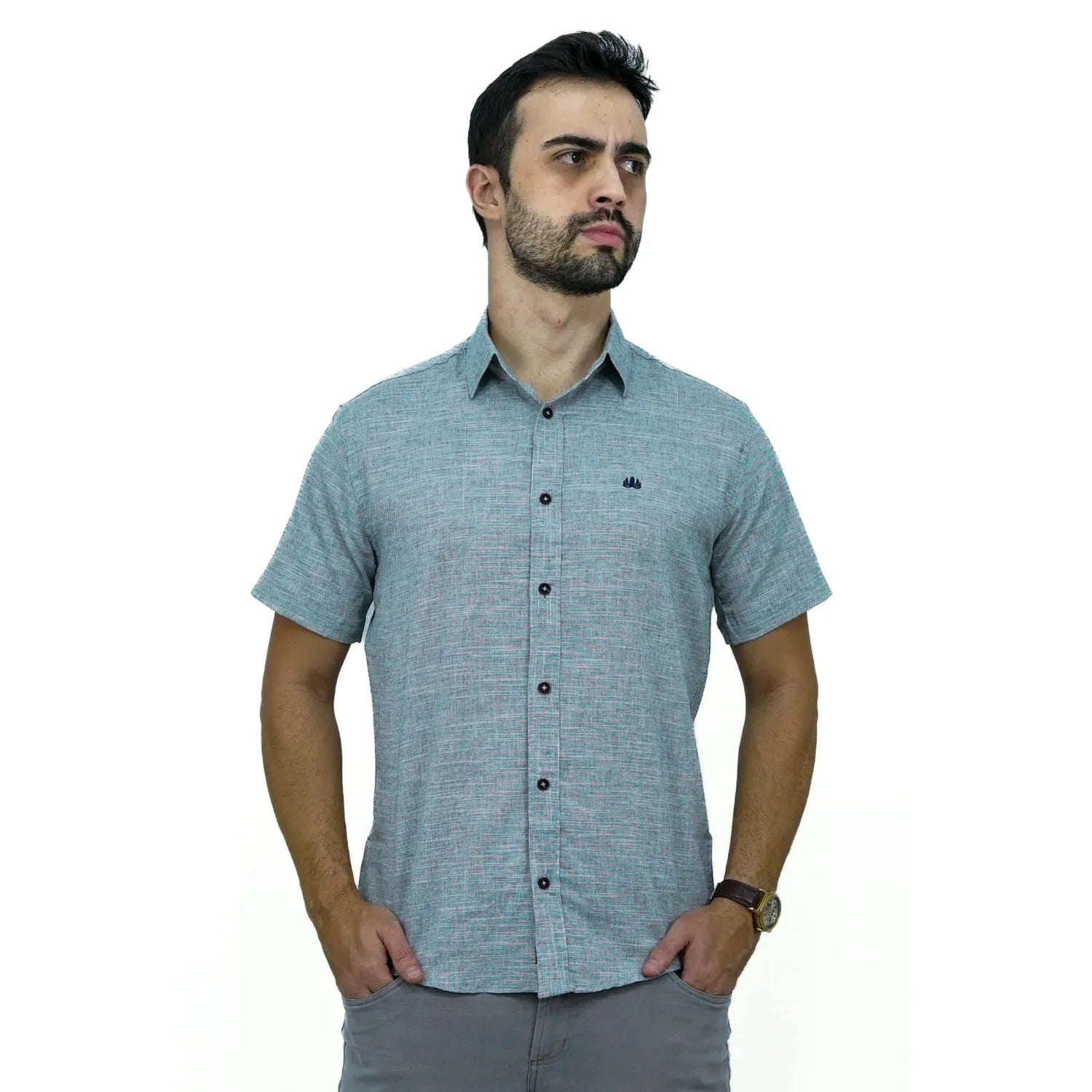 Camisa social masculina manga curta 100% algodão estilo linho, na cor cinza. Foto de modelo vestindo a camisa casual da marca Absinto Men.