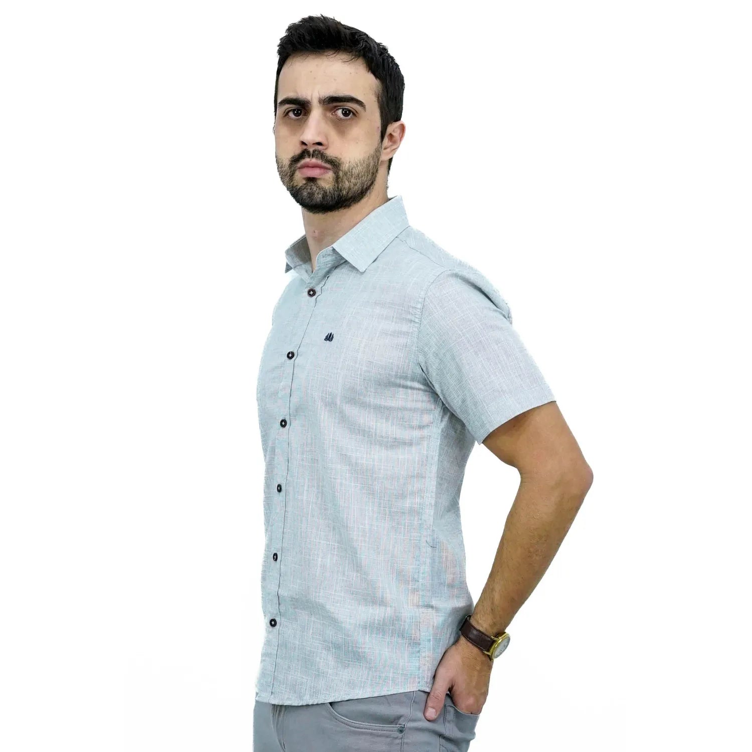 Camisa social masculina manga curta 100% algodão estilo linho, na cor cinza claro. Foto de modelo vestindo a camisa casual da marca Absinto Men.