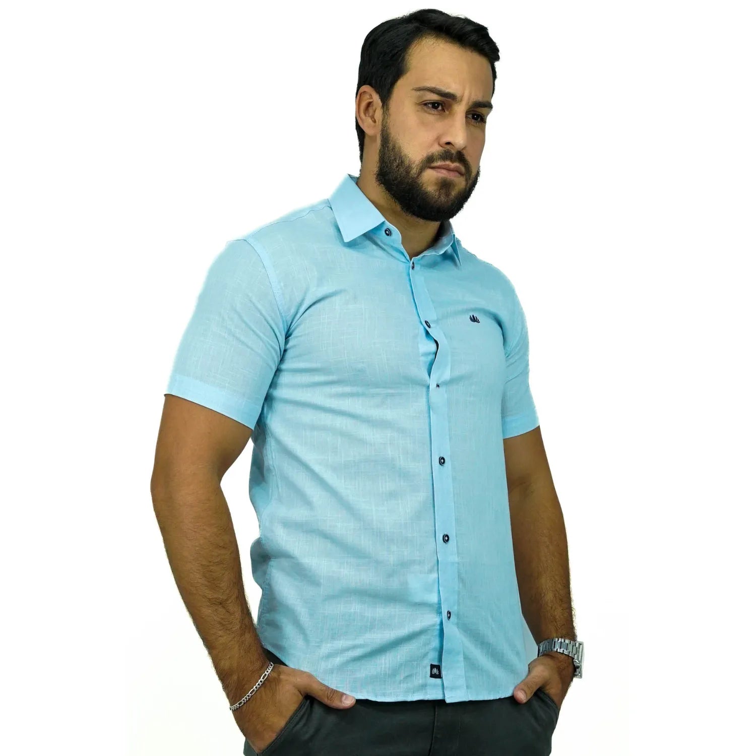 Camisa social masculina manga curta 100% algodão estilo linho, na cor azul bebê. Foto de modelo vestindo a camisa casual da marca Absinto Men.