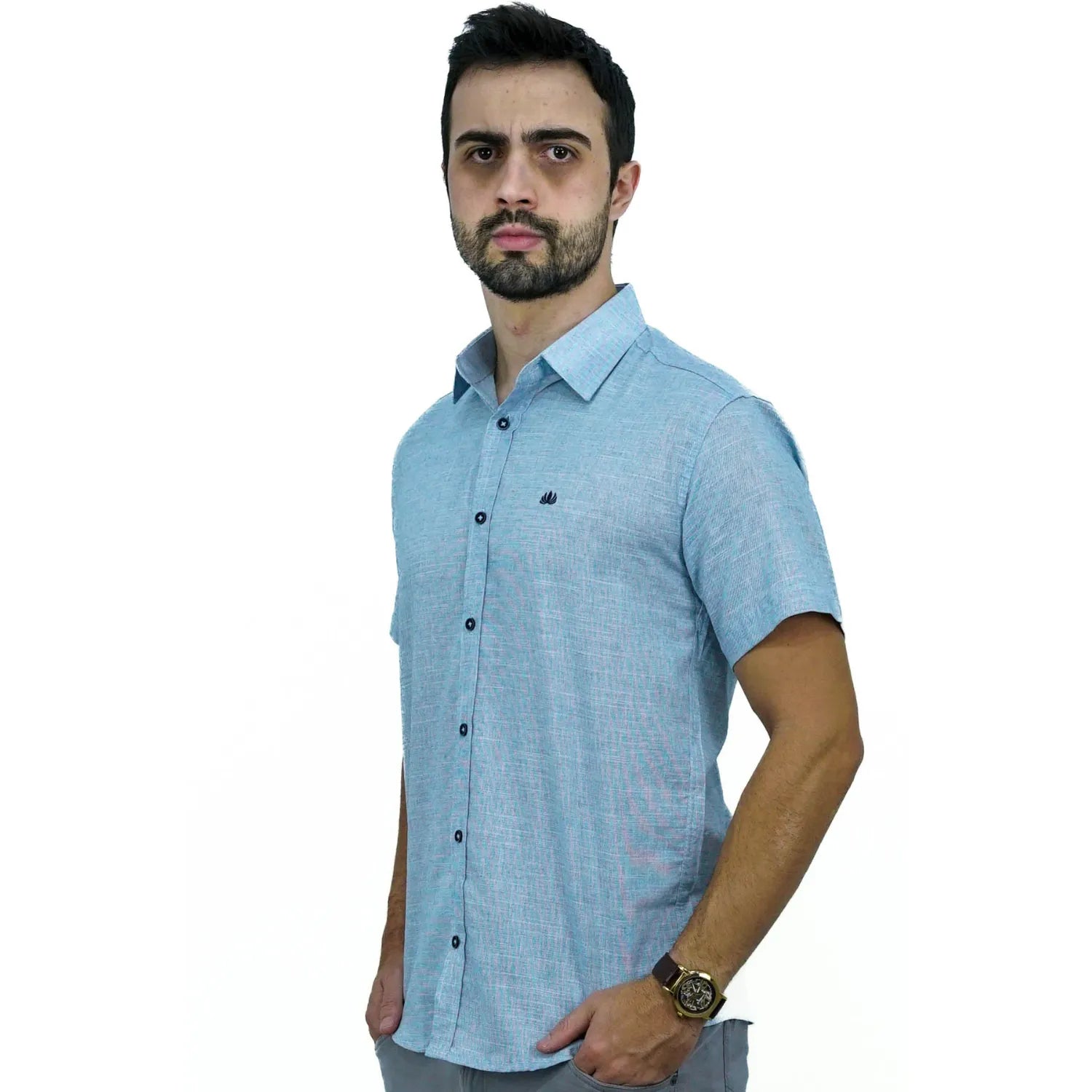 Camisa social masculina manga curta 100% algodão estilo linho, na cor azul. Foto de modelo vestindo a camisa casual da marca Absinto Men.