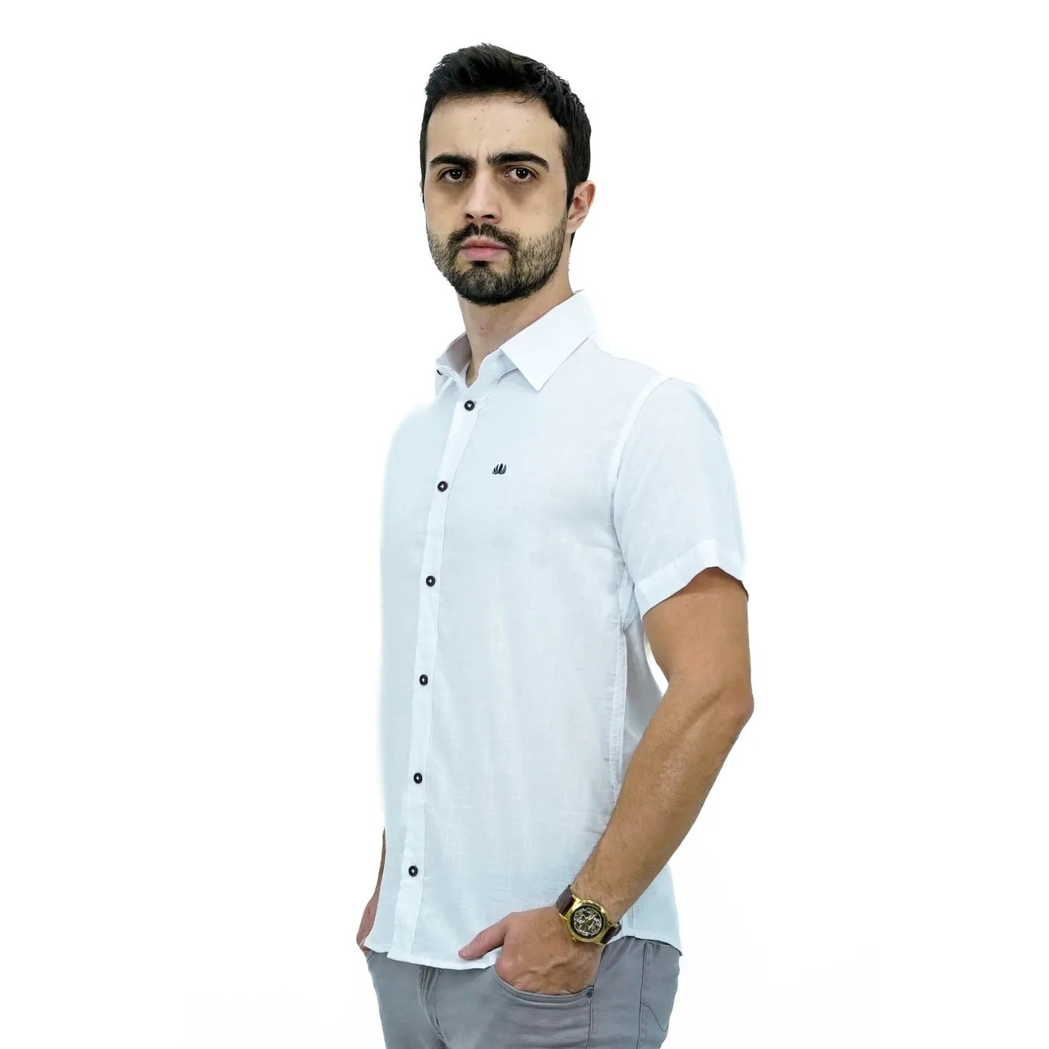Camisa social masculina manga curta 100% algodão estilo linho, na cor branca. Foto de modelo vestindo a camisa casual da marca Absinto Men.