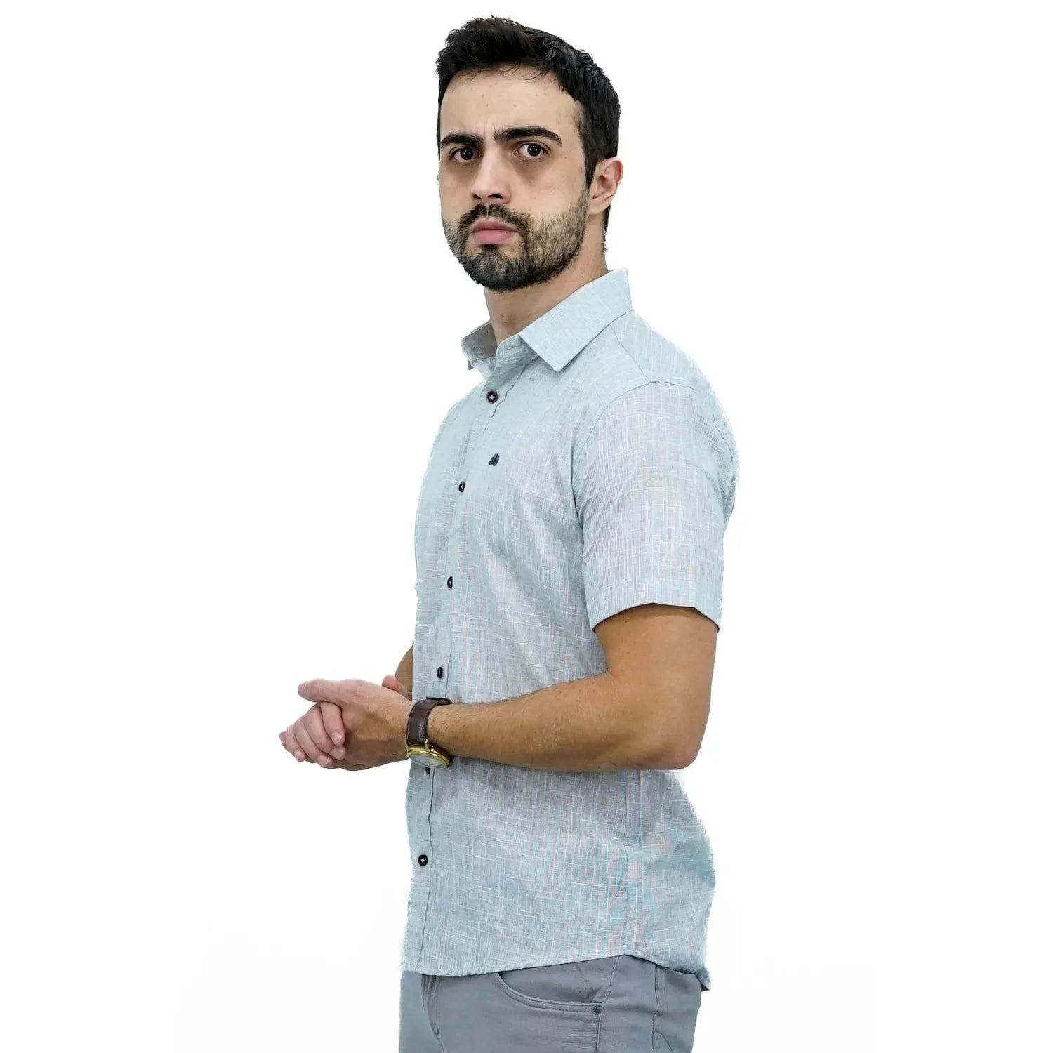 Camisa social masculina manga curta 100% algodão estilo linho, na cor cinza claro. Foto de modelo vestindo a camisa casual da marca Absinto Men.