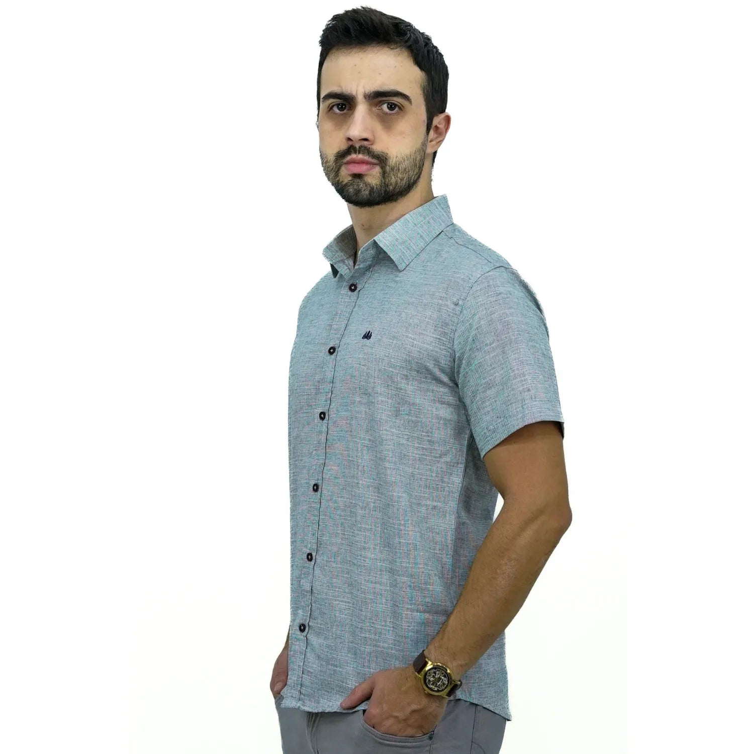 Camisa social masculina manga curta 100% algodão estilo linho, na cor cinza. Foto de modelo vestindo a camisa casual da marca Absinto Men.