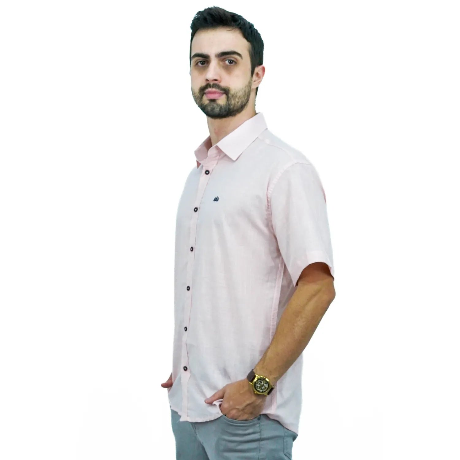 Camisa social masculina manga curta 100% algodão estilo linho, na cor rosa. Foto de modelo vestindo a camisa casual da marca Absinto Men.