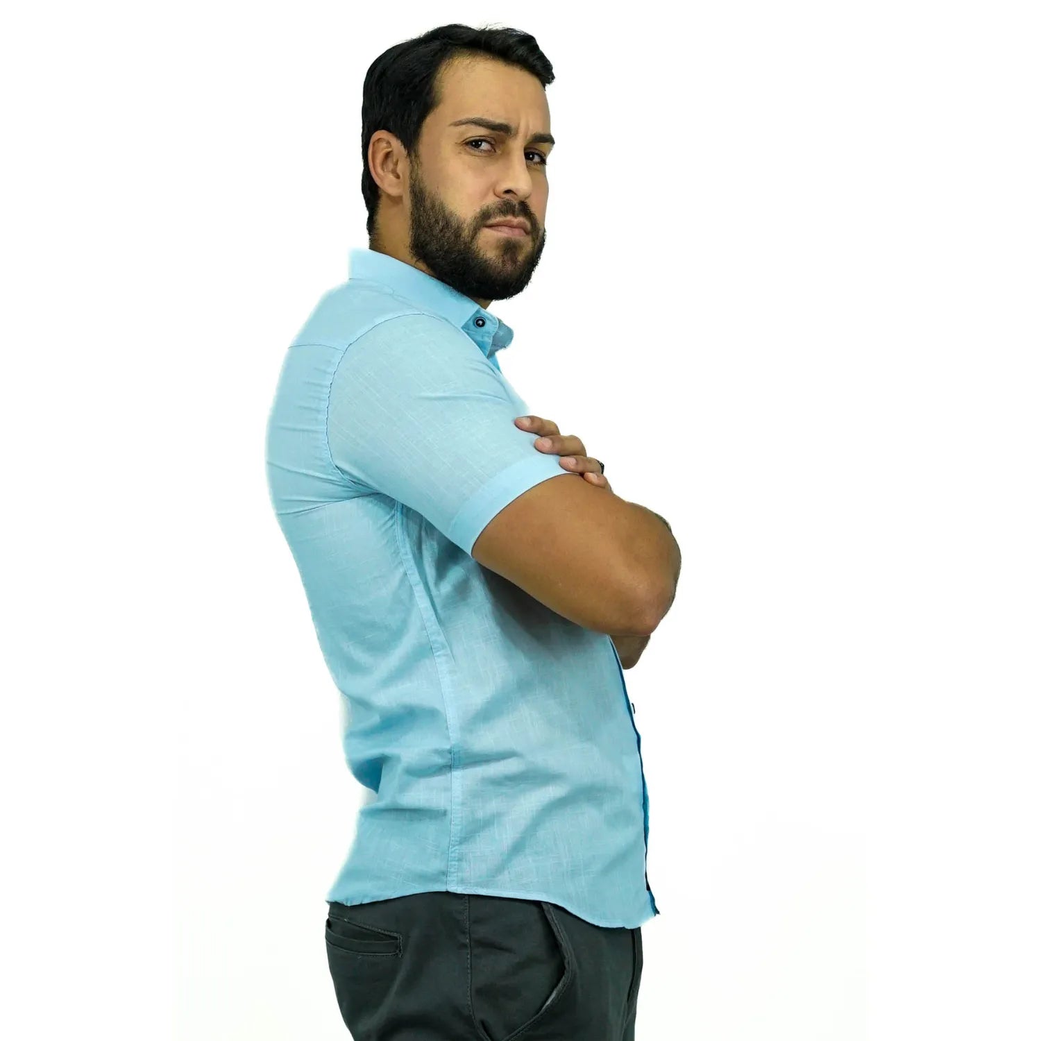 Camisa social masculina manga curta 100% algodão estilo linho, na cor azul bebê. Foto de modelo vestindo a camisa casual da marca Absinto Men.