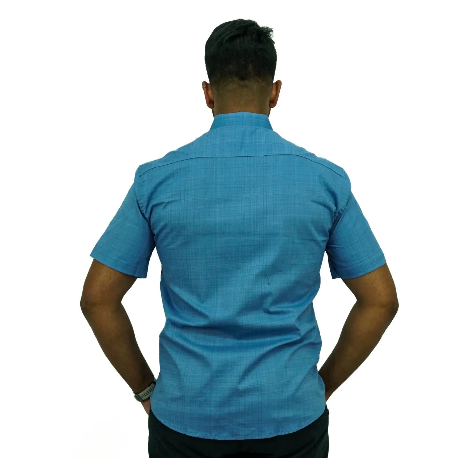Camisa social masculina manga curta com tecido rajado na cor azul envelhecido. Foto de modelo vestindo a camisa casual da marca Absinto Men.