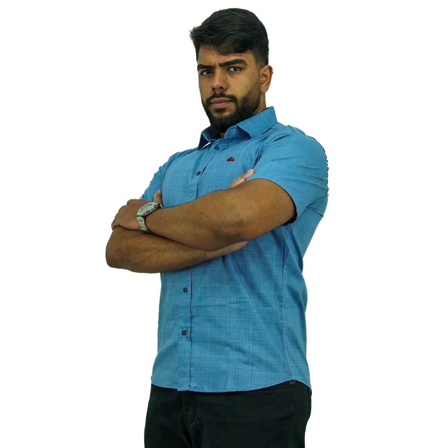 Camisa social masculina manga curta com tecido rajado na cor azul envelhecido. Foto de modelo vestindo a camisa casual da marca Absinto Men.