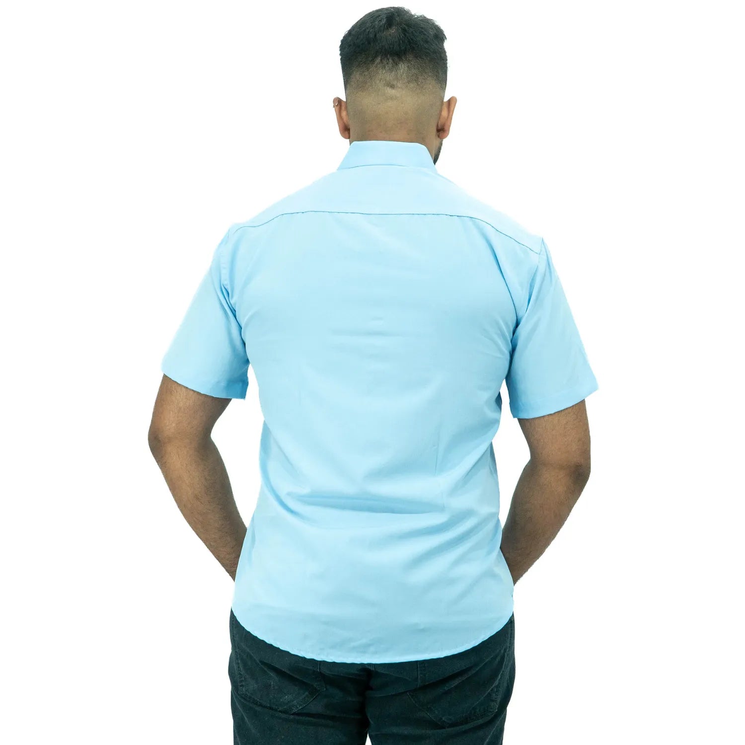 Camisa social masculina manga curta com Spandex, na cor azul bebê. Foto frontal de modelo vestindo a camisa casual da marca Absinto Men.