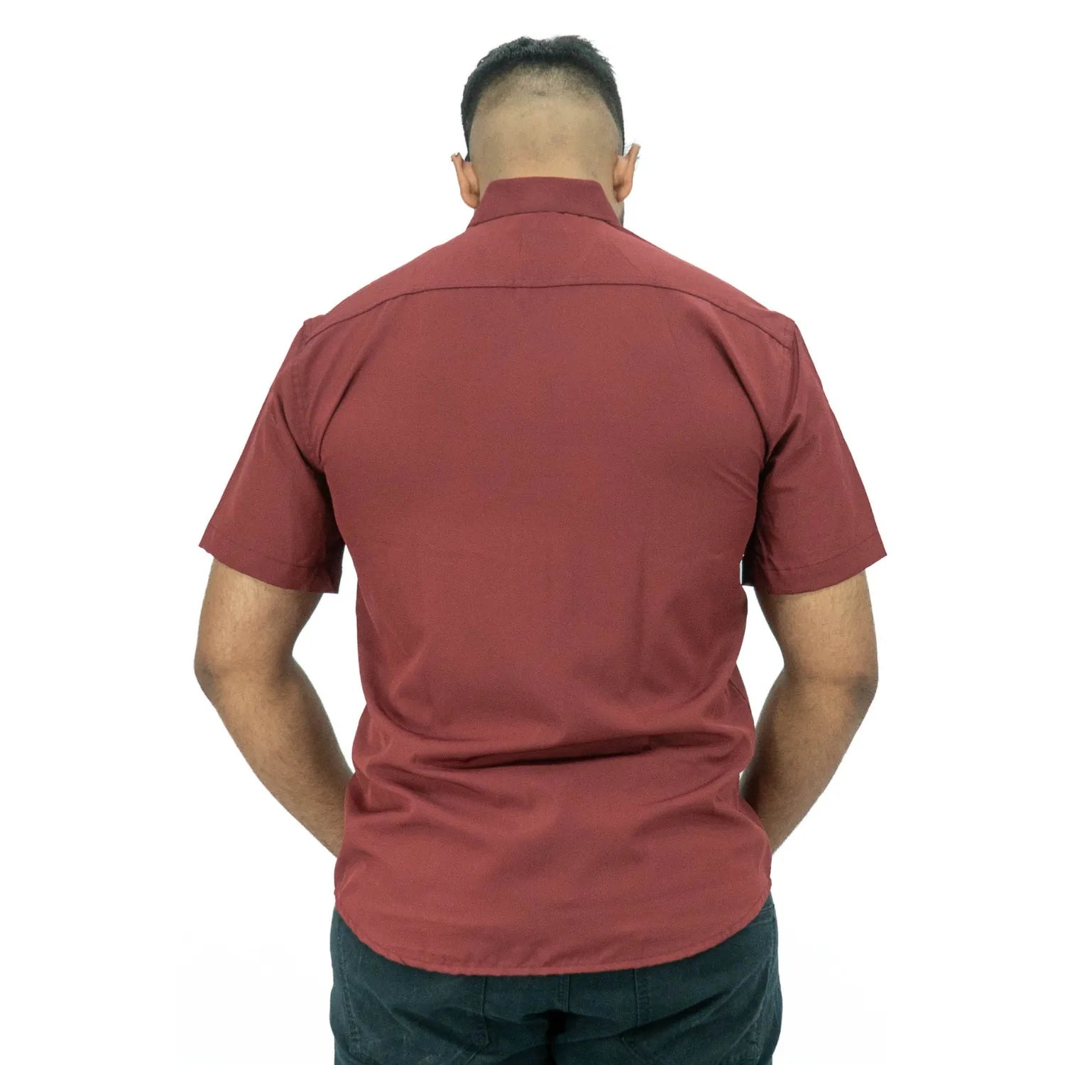 Camisa social masculina manga curta com Spandex, na cor bordô. Foto frontal de modelo vestindo a camisa casual da marca Absinto Men.