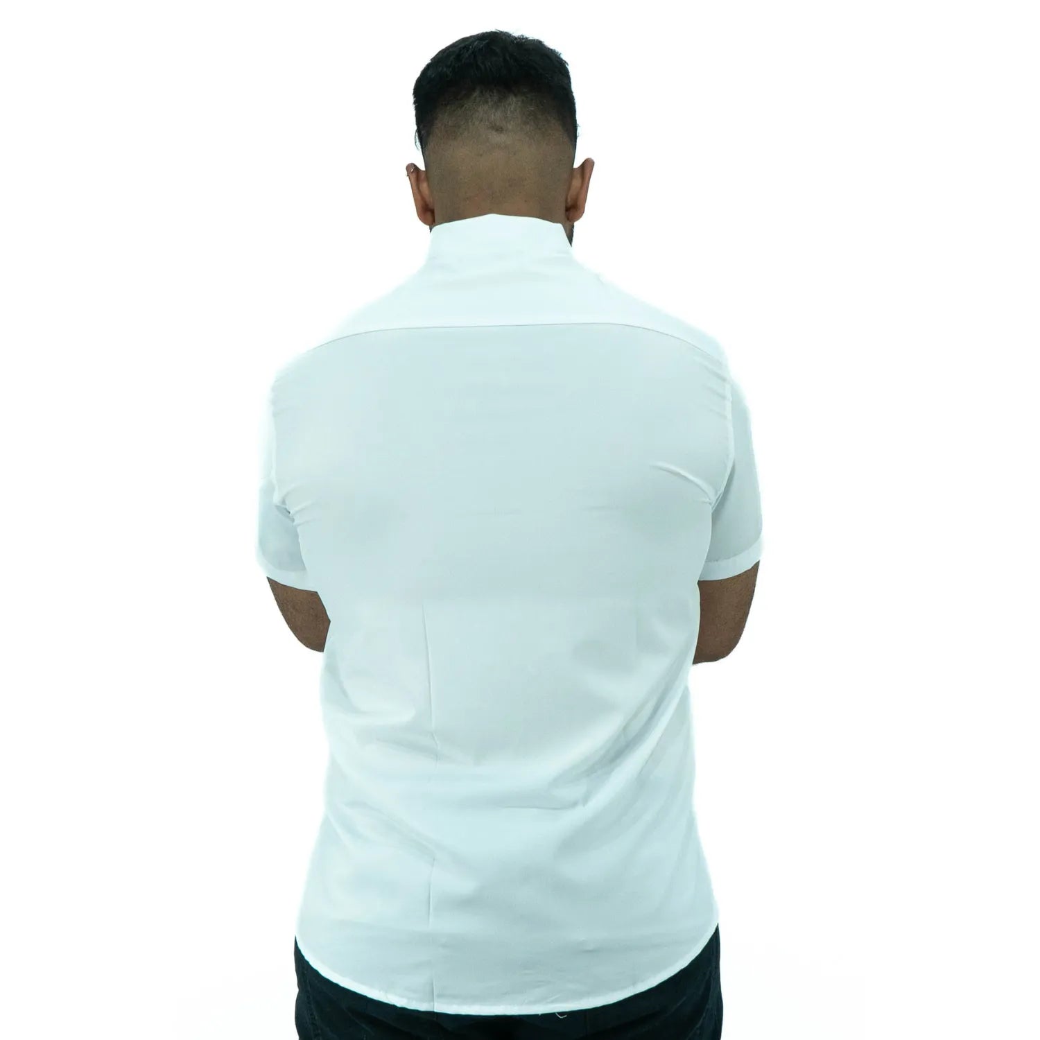 Camisa social masculina manga curta com Spandex, na cor branca. Foto frontal de modelo vestindo a camisa casual da marca Absinto Men.