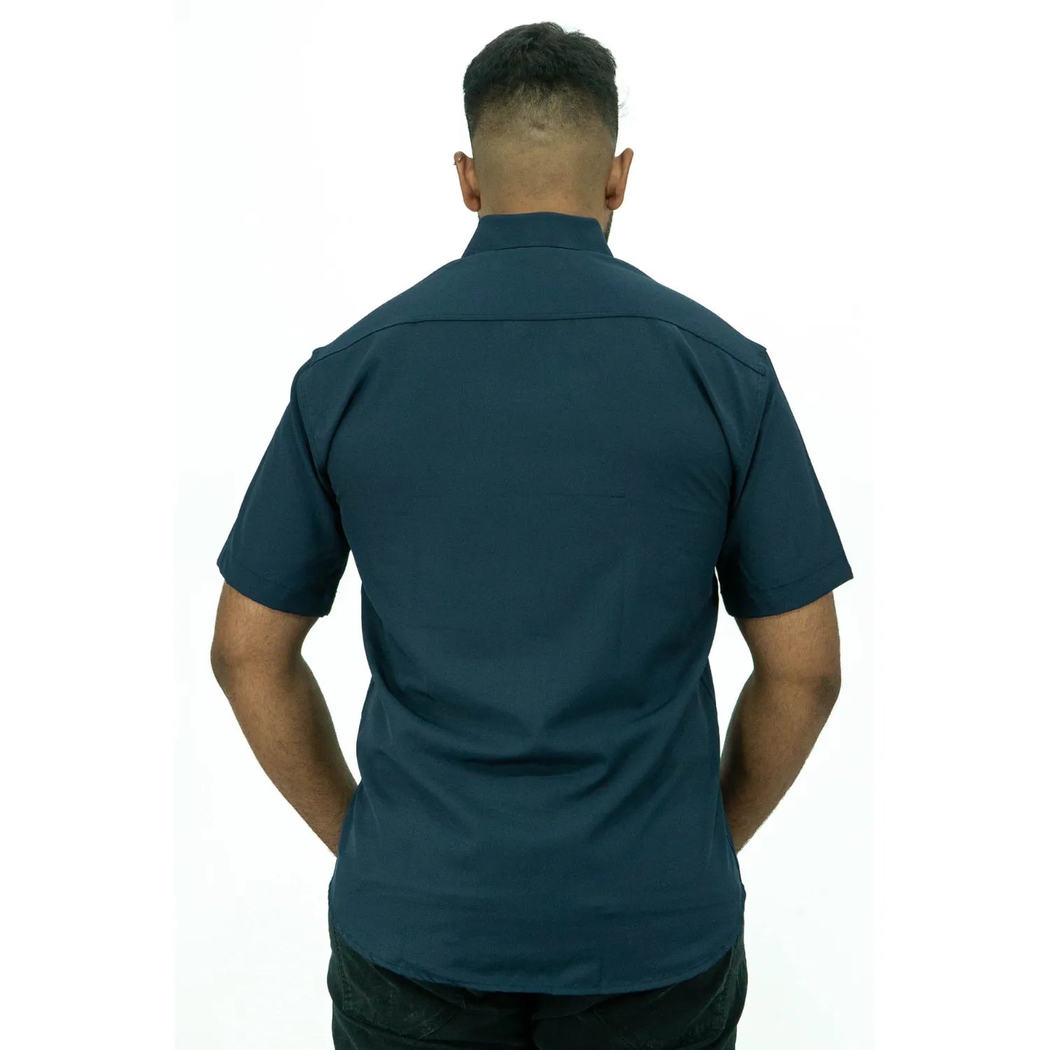 Camisa social masculina manga curta com Spandex, na cor marinho. Foto frontal de modelo vestindo a camisa casual da marca Absinto Men.
