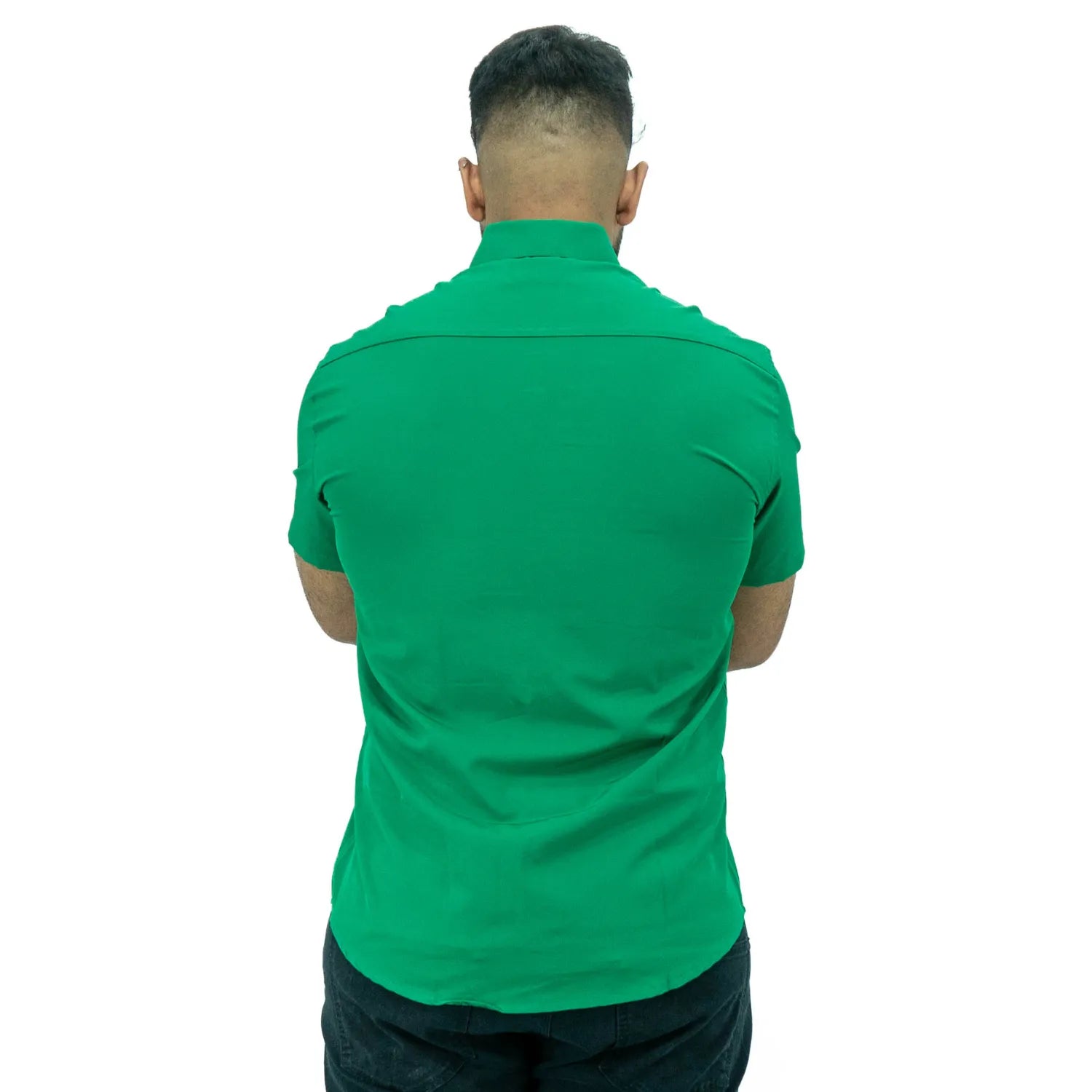 Camisa social masculina manga curta com Spandex, na cor verde. Foto frontal de modelo vestindo a camisa casual da marca Absinto Men.