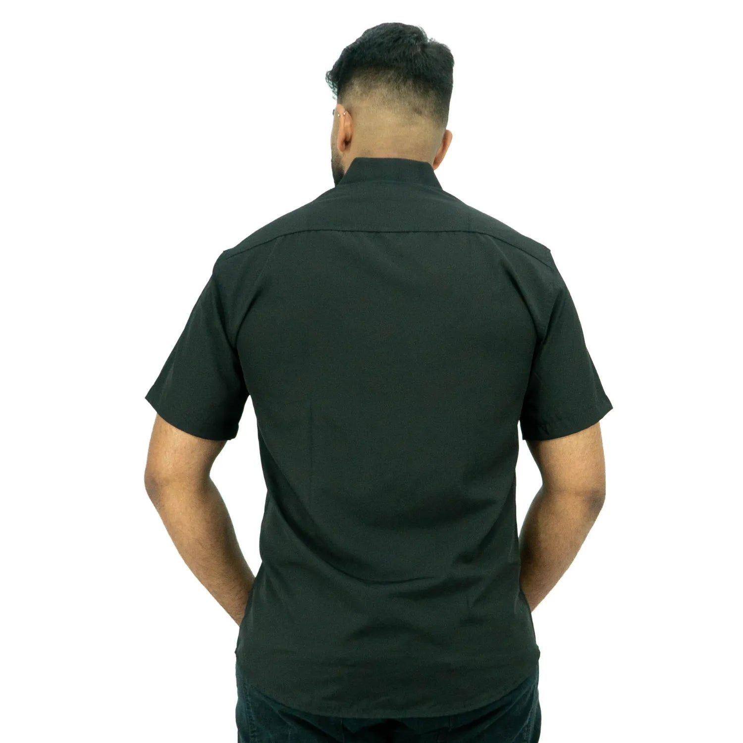 Camisa social masculina manga curta com Spandex, na cor preta. Foto frontal de modelo vestindo a camisa casual da marca Absinto Men.